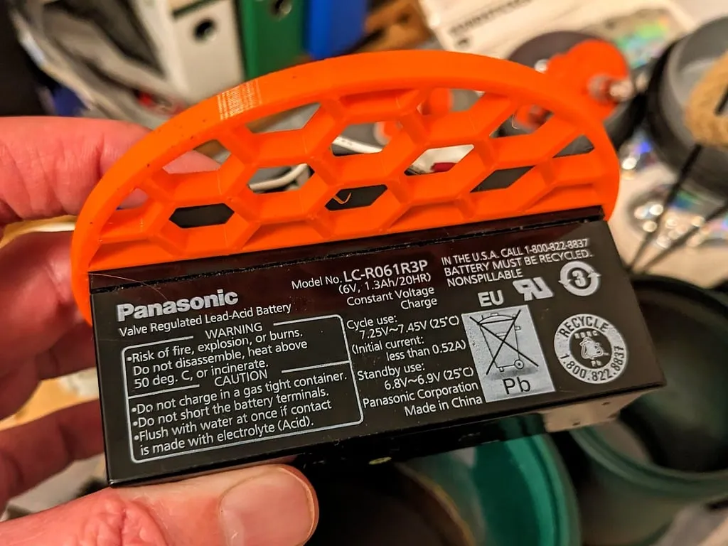 Giá đỡ pin cho khối Panasonic LC-R061R3P trong nắp ống HT DN 110