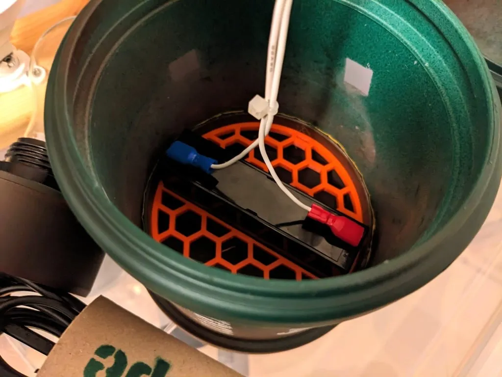 Giá đỡ pin cho khối Panasonic LC-R061R3P trong nắp ống HT DN 110