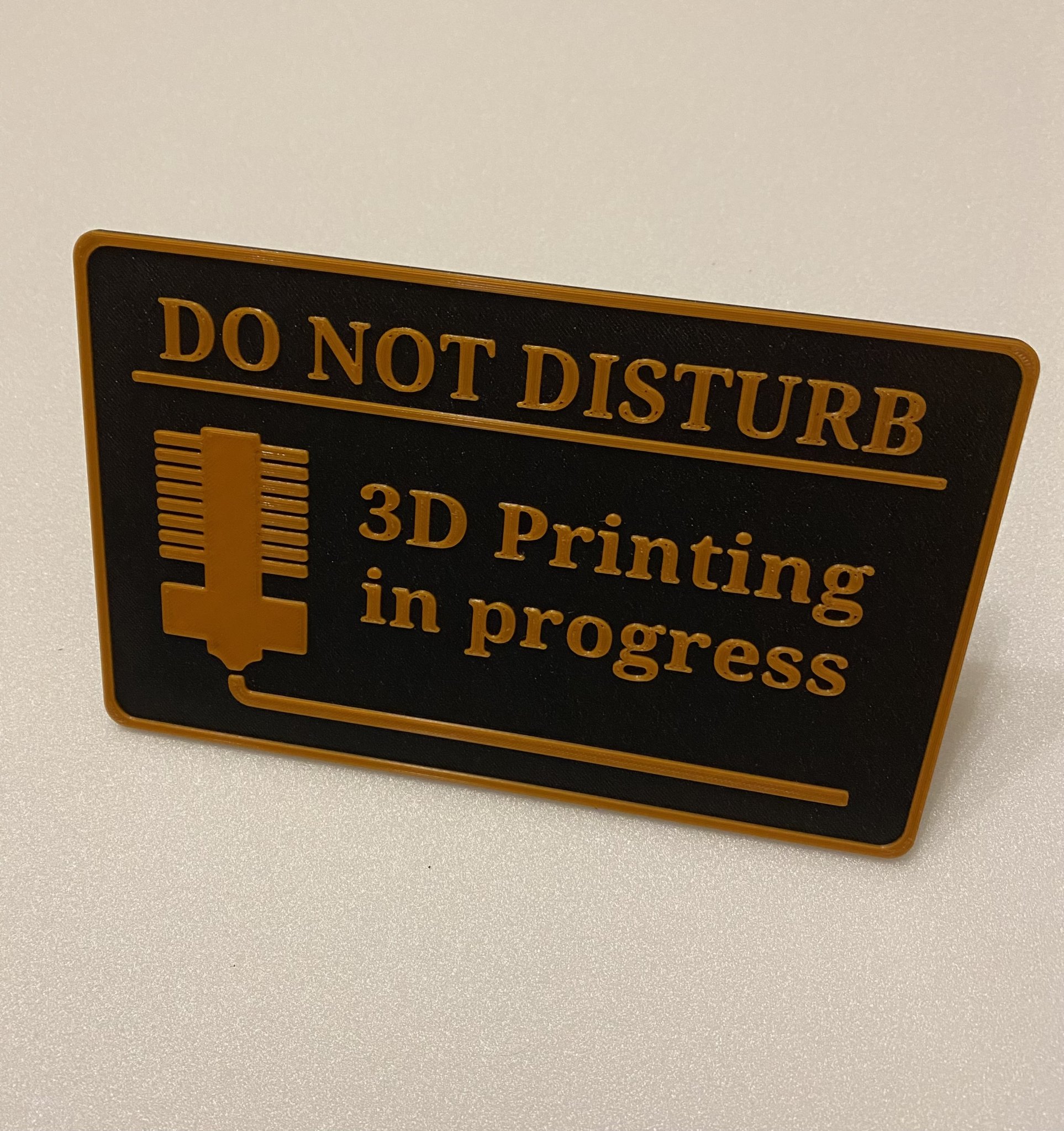 Biển hiệu "Không làm phiền, đang in 3D" cho phòng chơi của đàn...