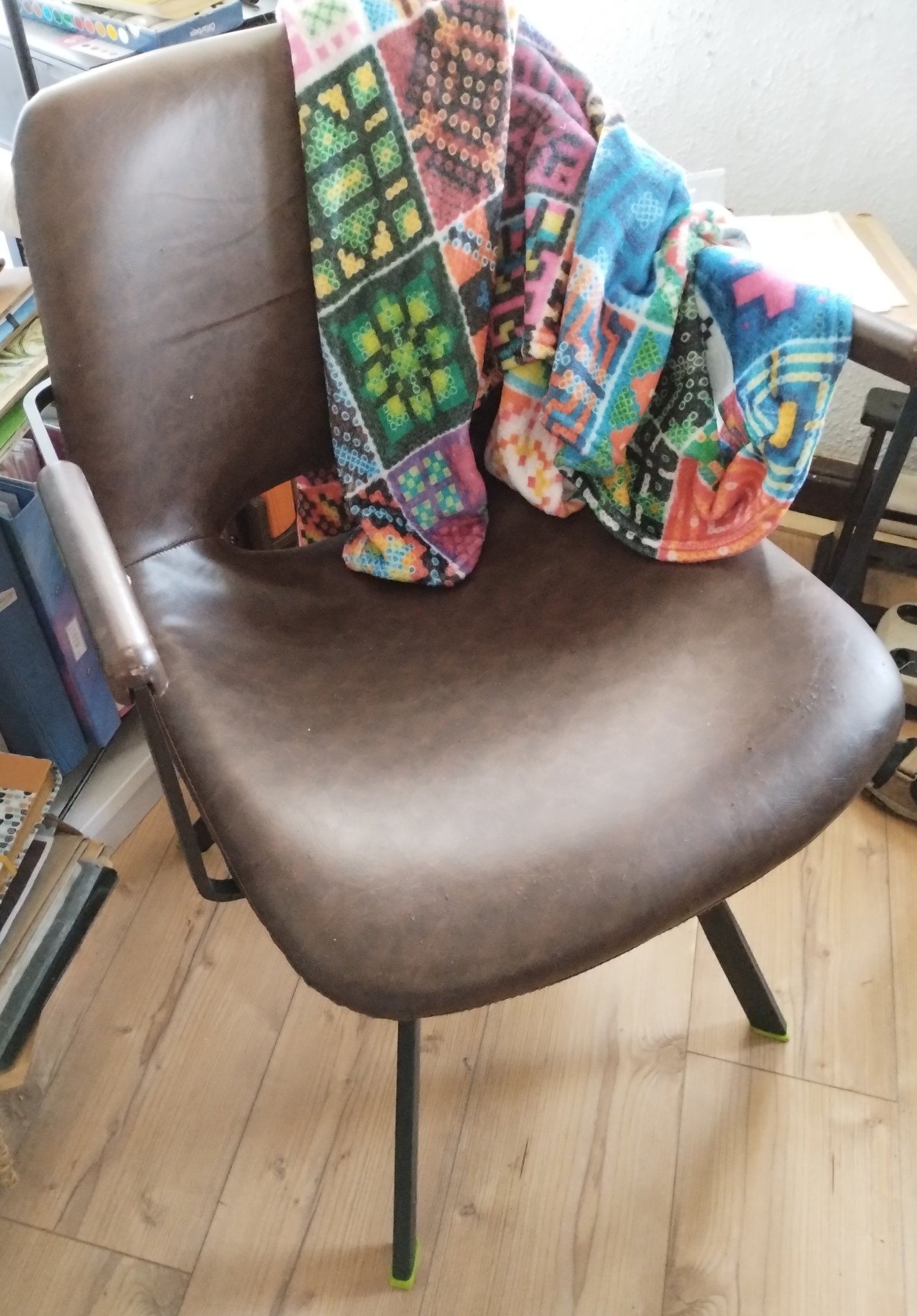 Chân thay thế cho ghế armchair "Kayoom