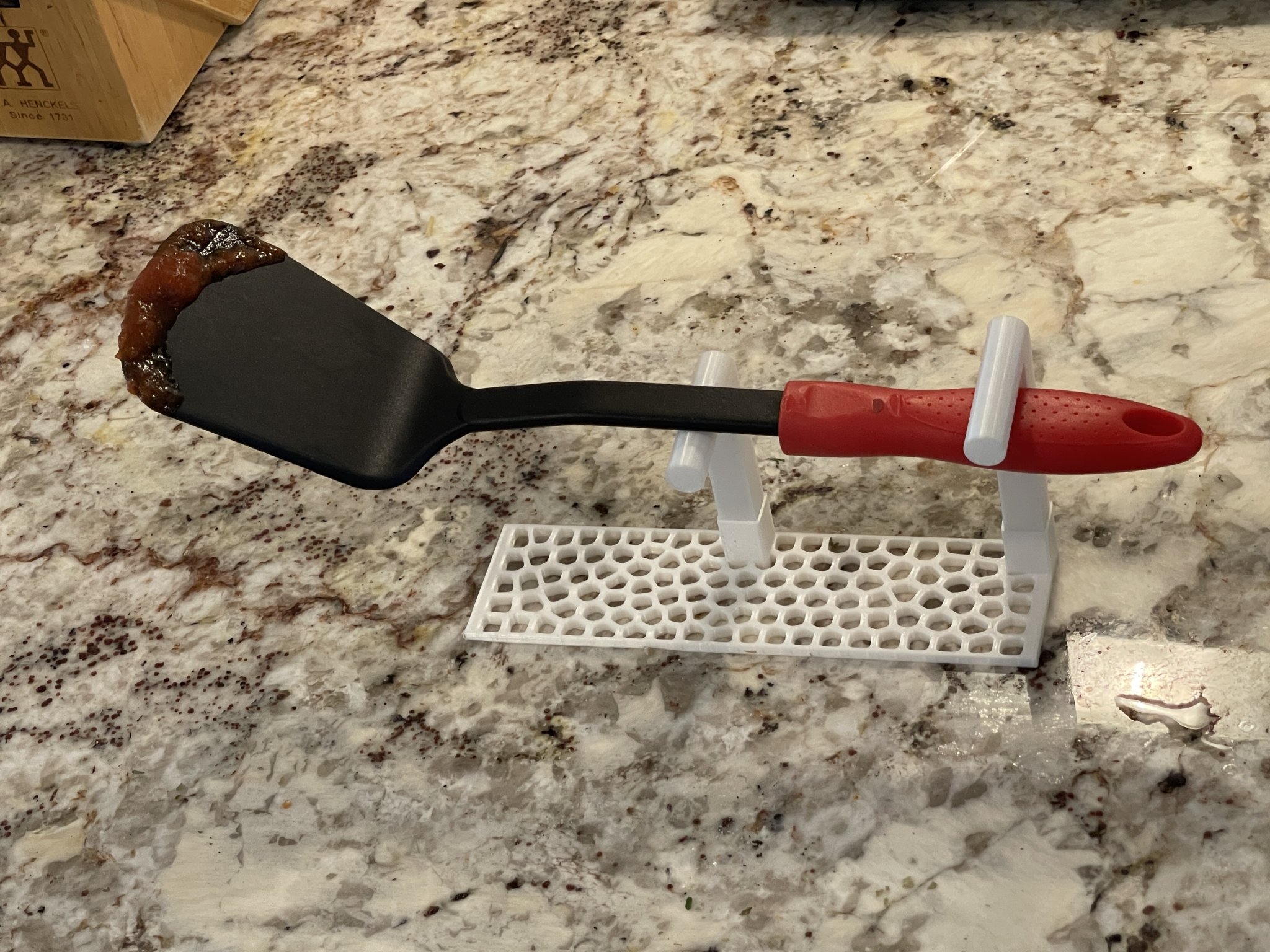 Giá đỡ thìa và spatula giúp giữ sạch bề mặt làm việc