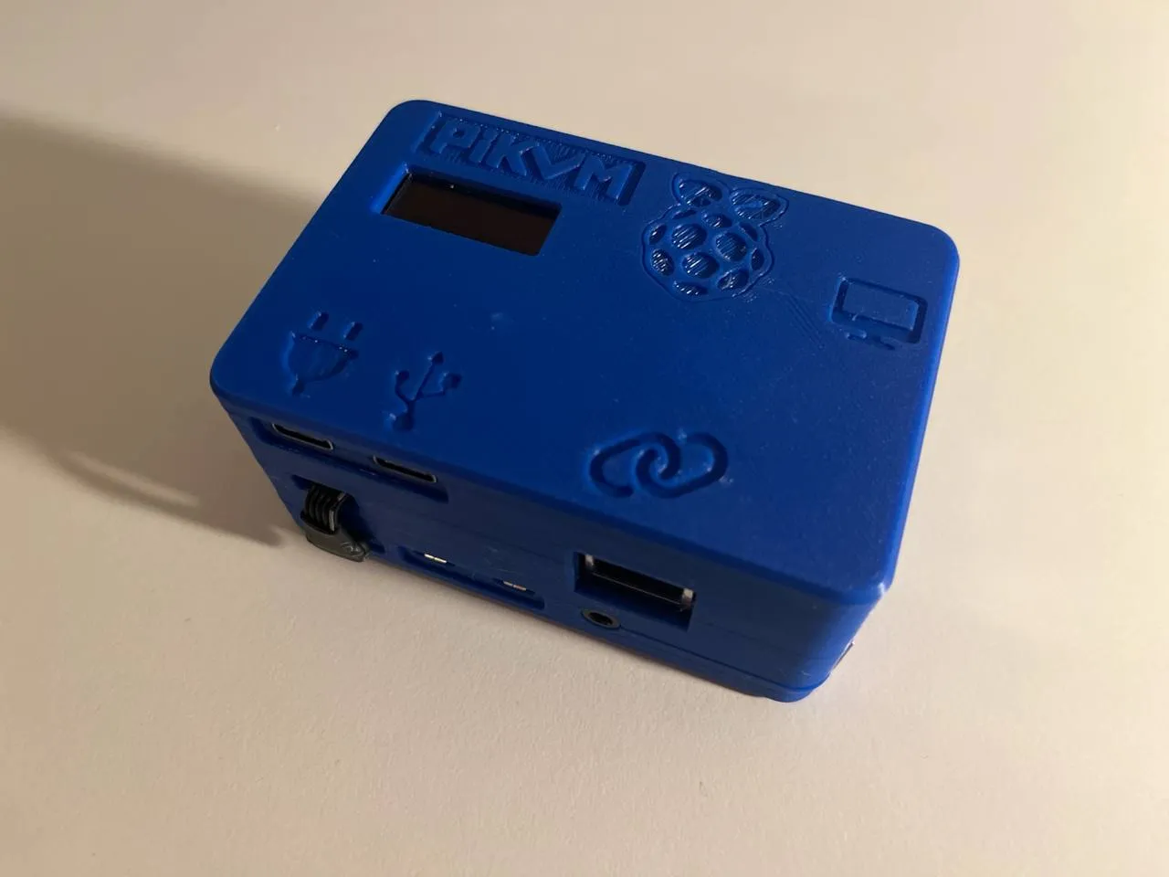 Vỏ PiKvm với kết nối RJ45 ATX và màn hình OLED