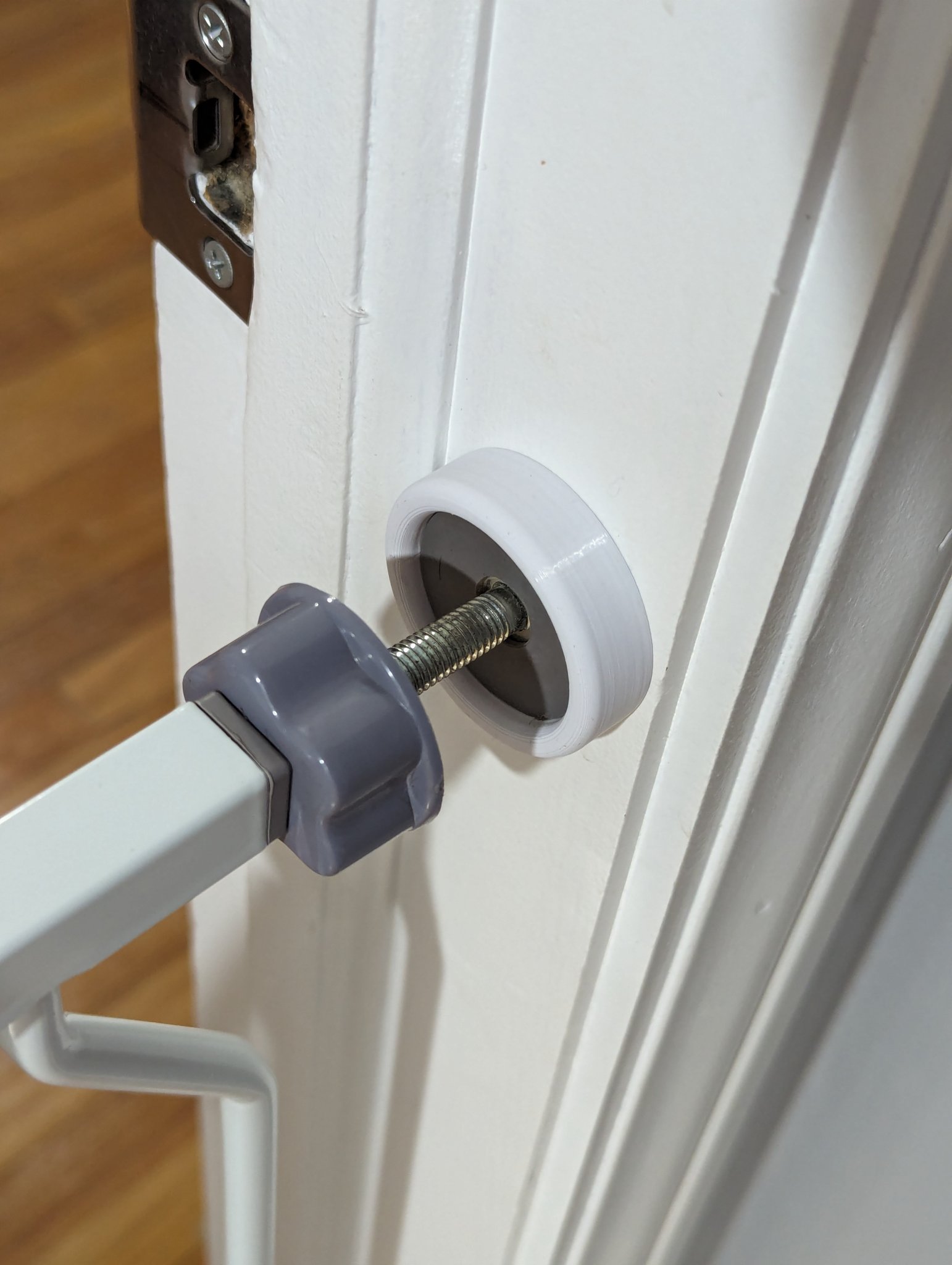 Giá đỡ gắn tường cho cổng an toàn trẻ em