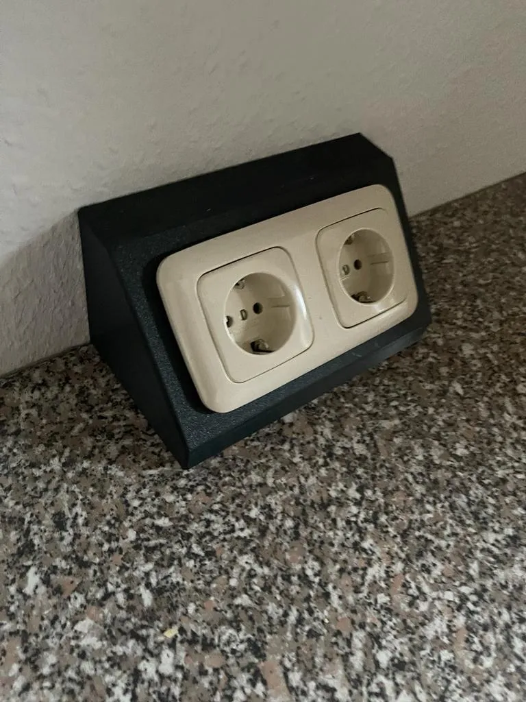 Ổ cắm âm tường lắp đặt trên mặt bàn nhà bếp