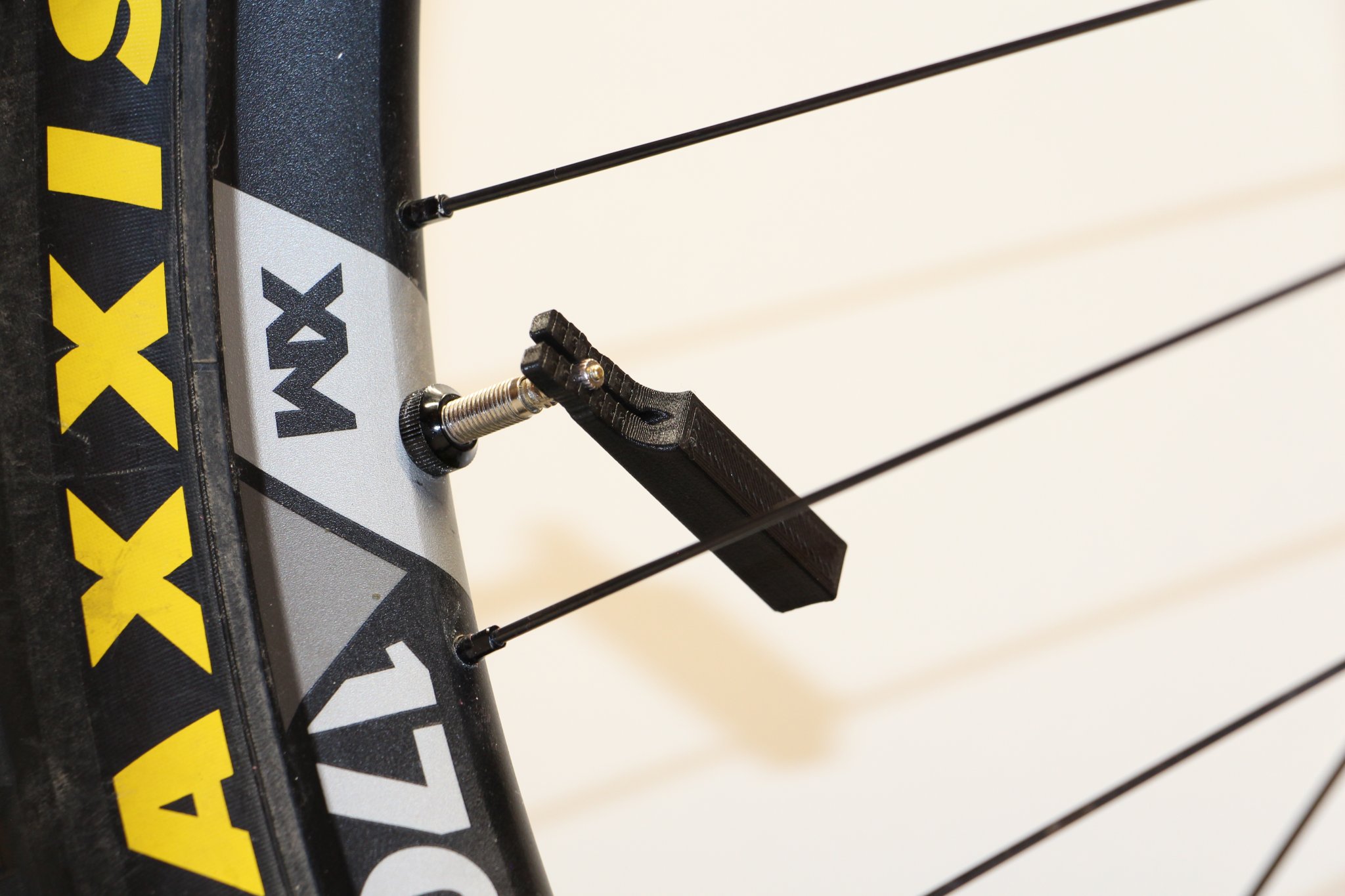 Công cụ mở van xe đạp cho hành trình ngoài trời