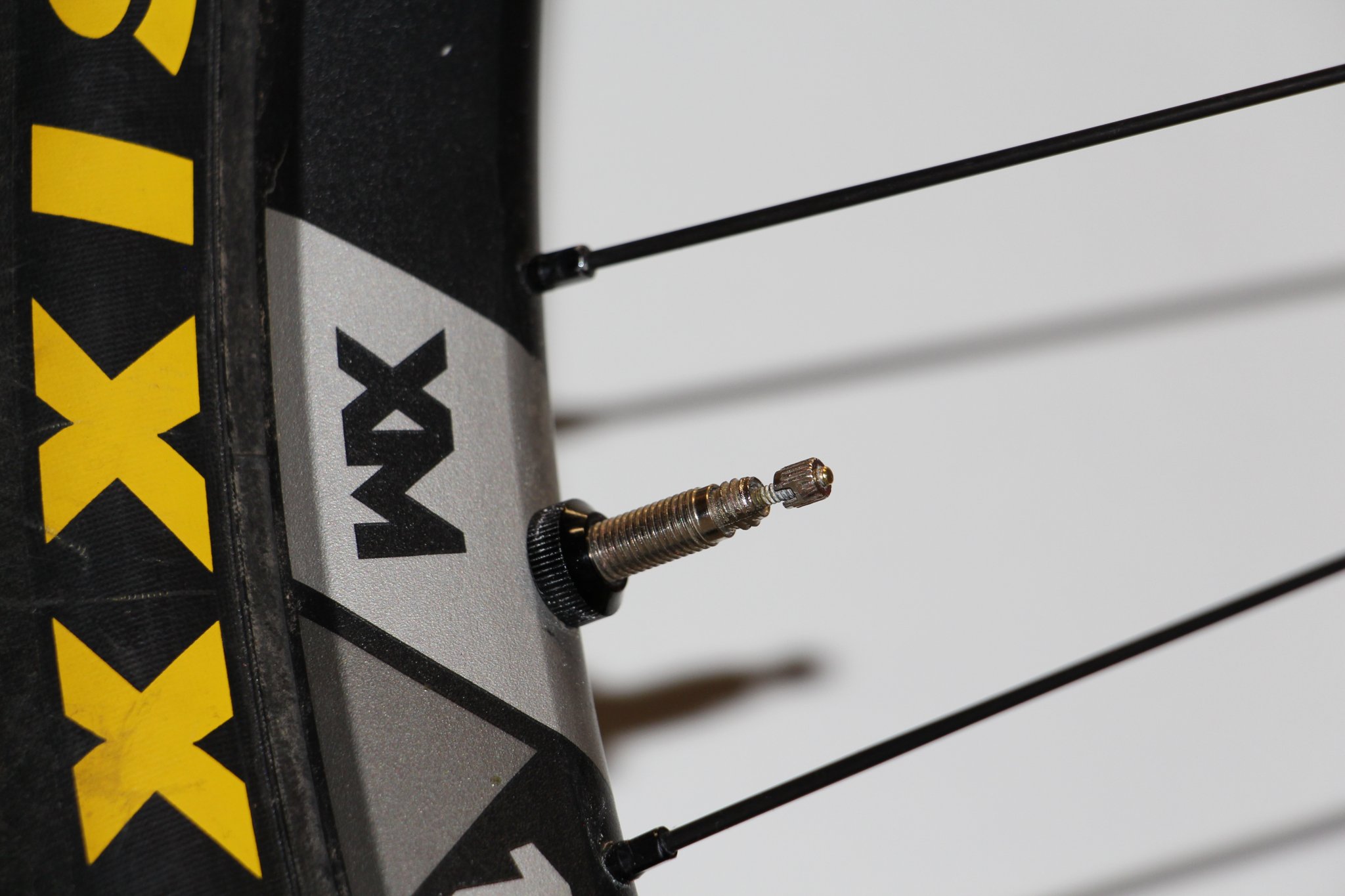 Công cụ mở van xe đạp cho hành trình ngoài trời