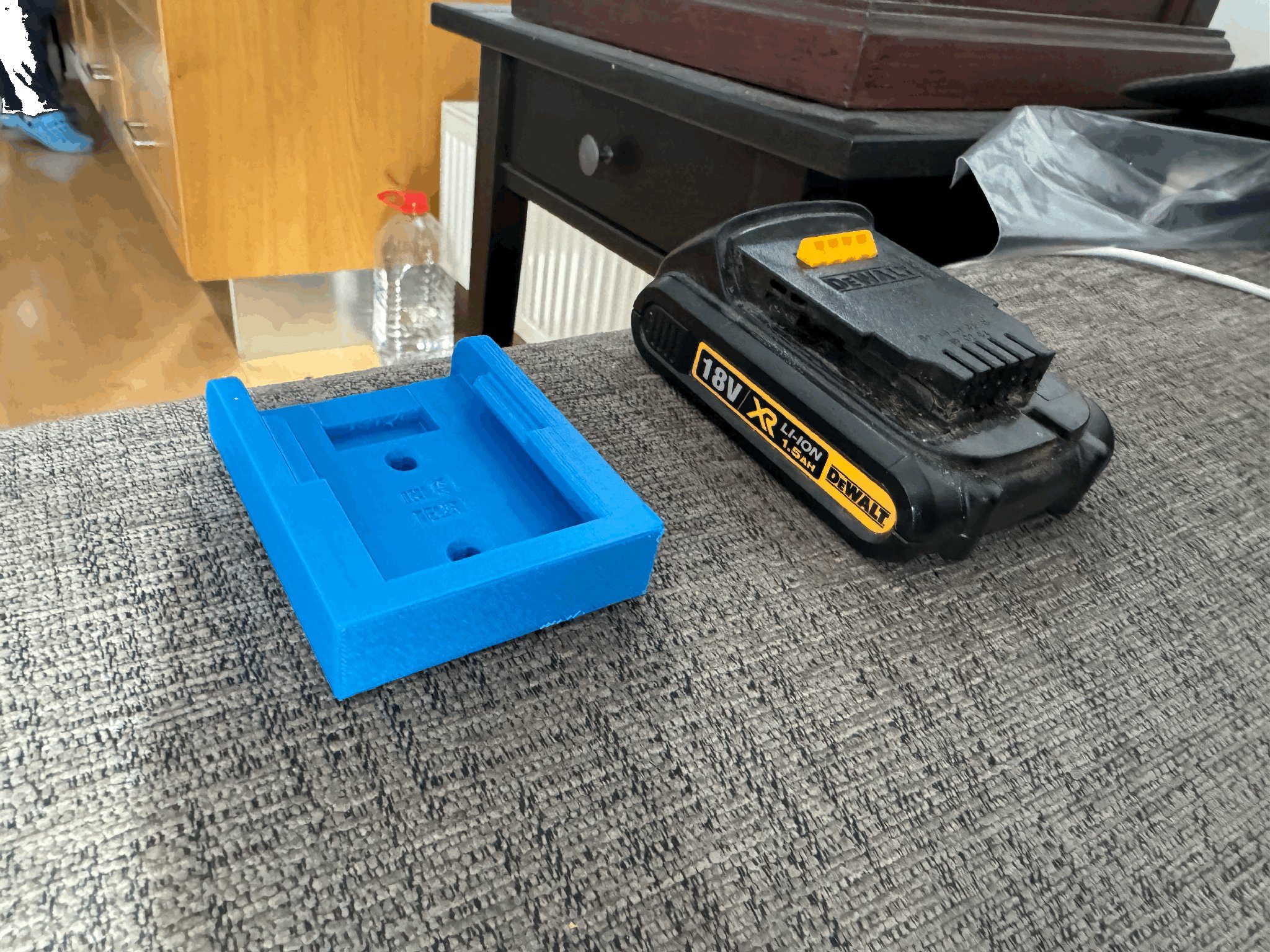 Giá đỡ pin DEWALT 18/56V XR treo tường cho dụng cụ điện