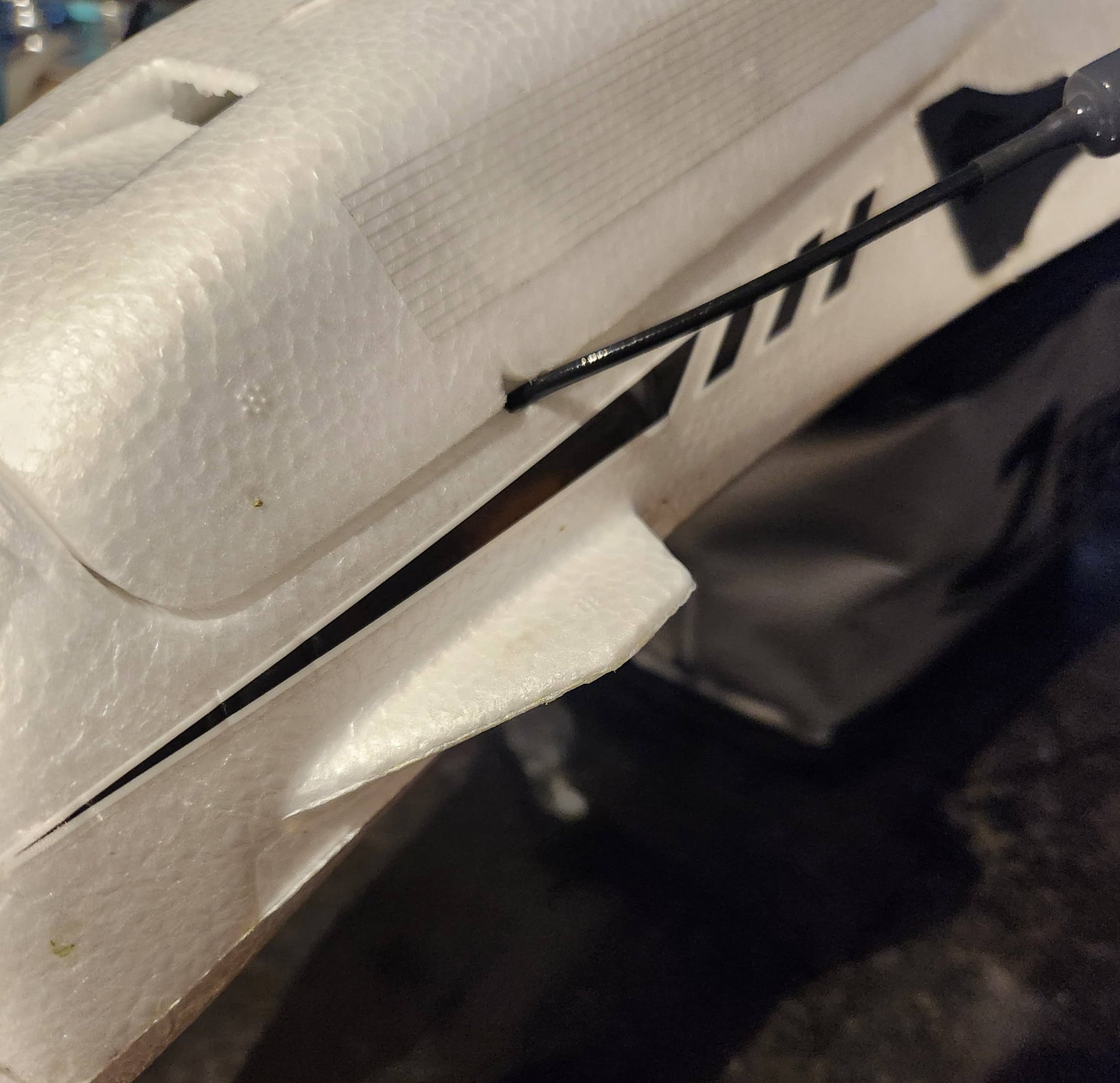 Cánh trước cho Atomrc Dolphin bị hỏng