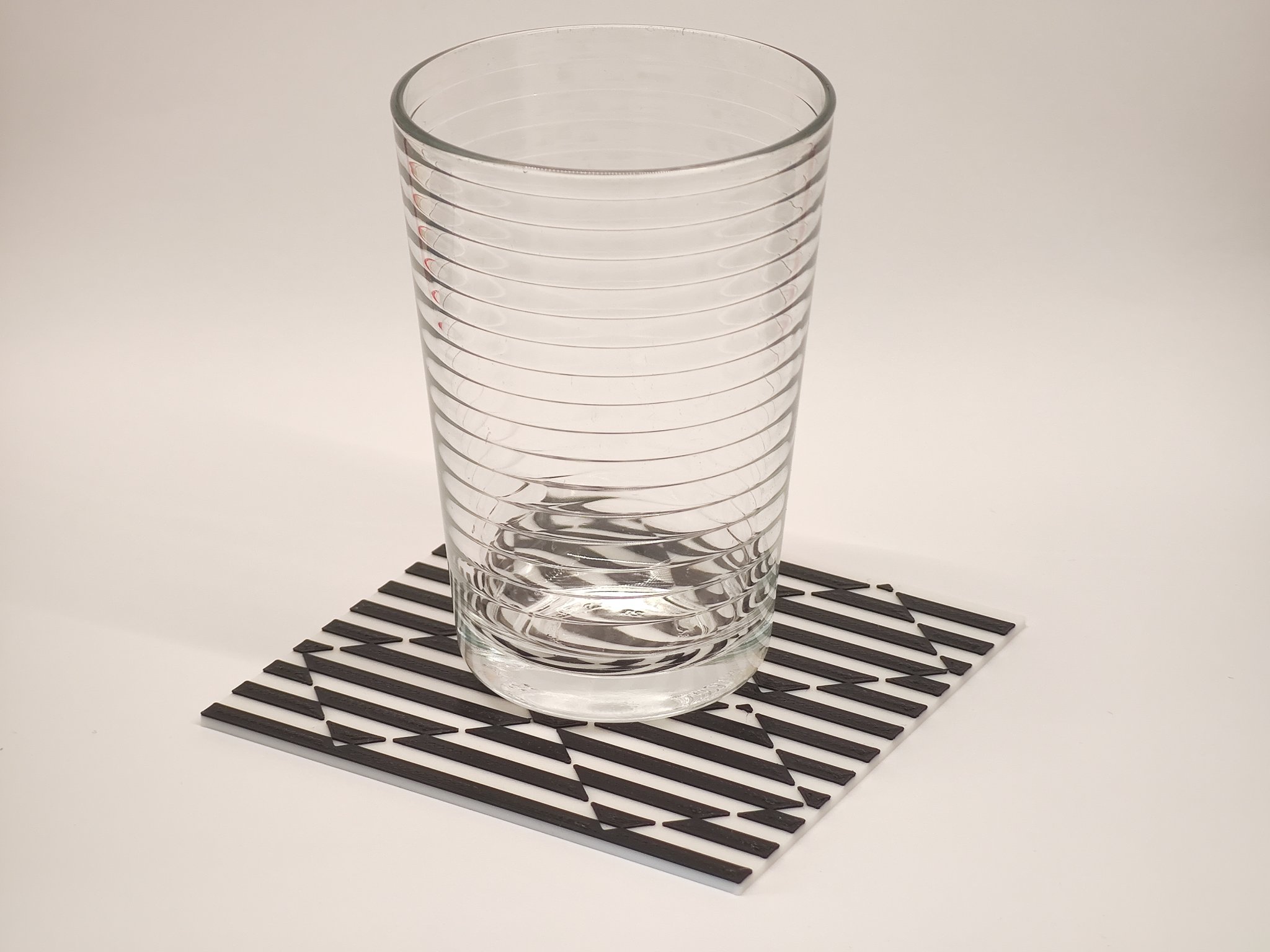 Bộ đế ly ảo giác với thiết kế độc đáo