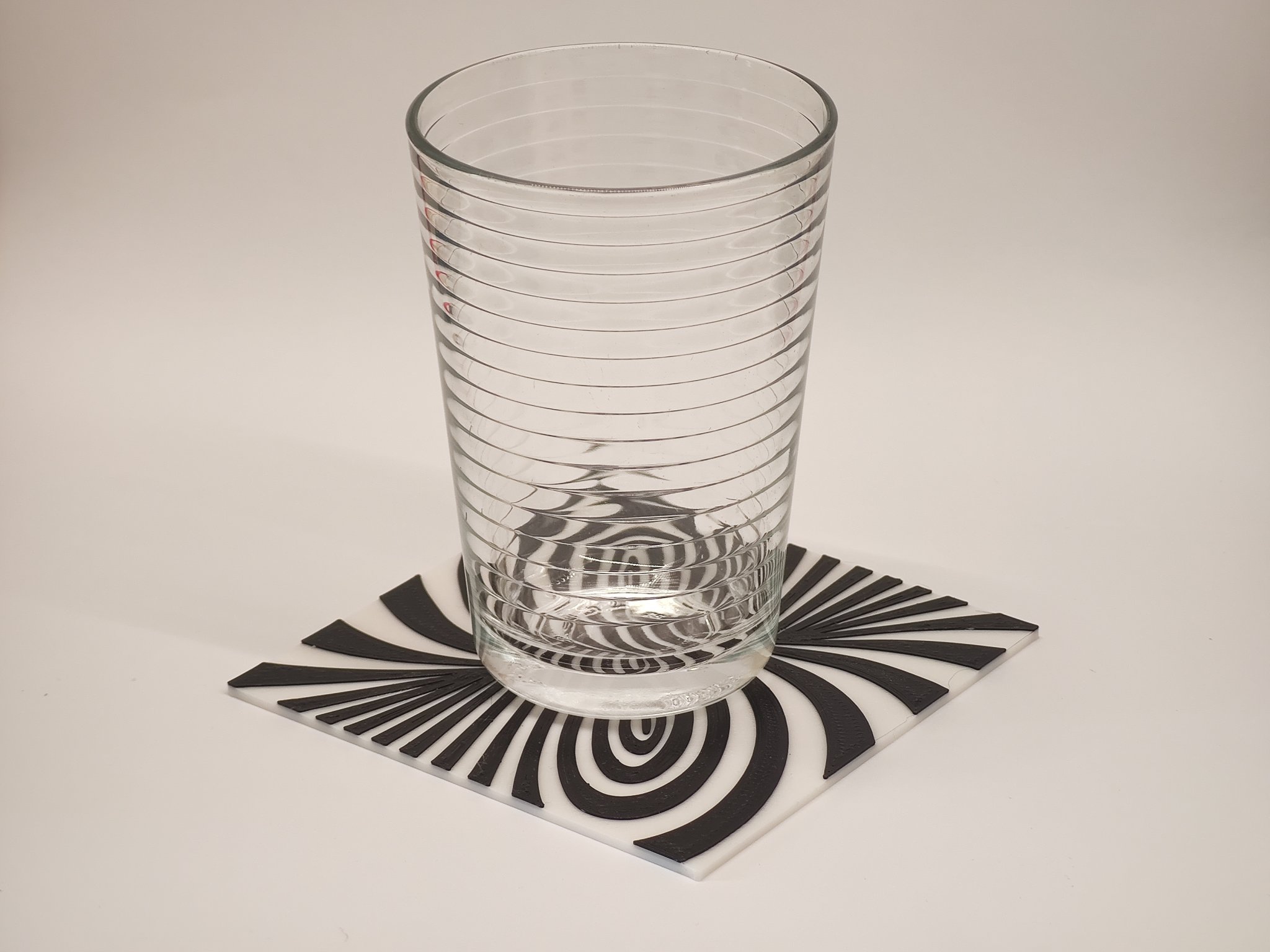 Bộ đế ly ảo giác với thiết kế độc đáo