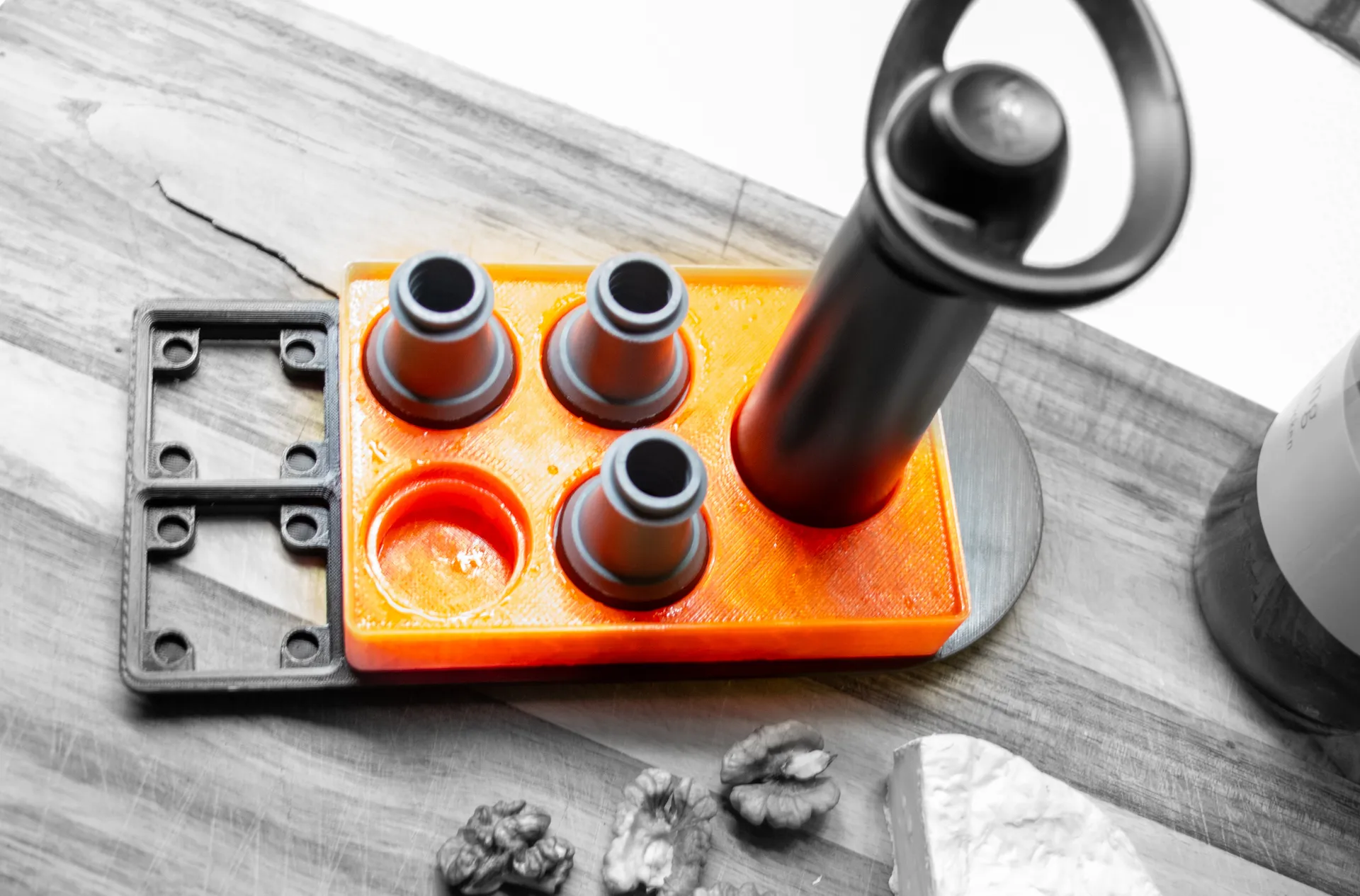 Giá đỡ Gridfinity cho máy bơm chân không Vacu Vin và nắp đậy