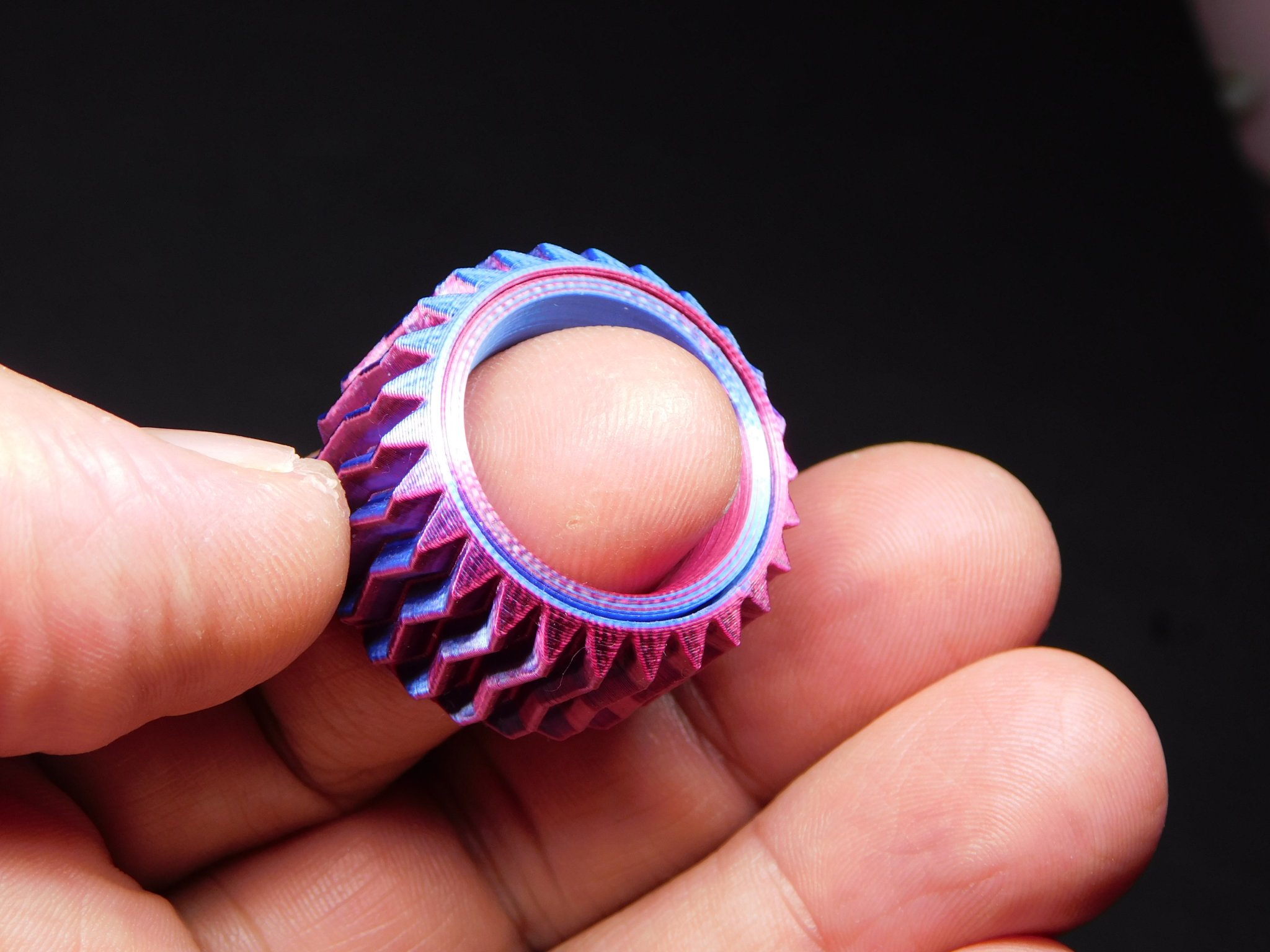 Nhẫn thư giãn bánh răng với thiết kế xoắn bốn lớp