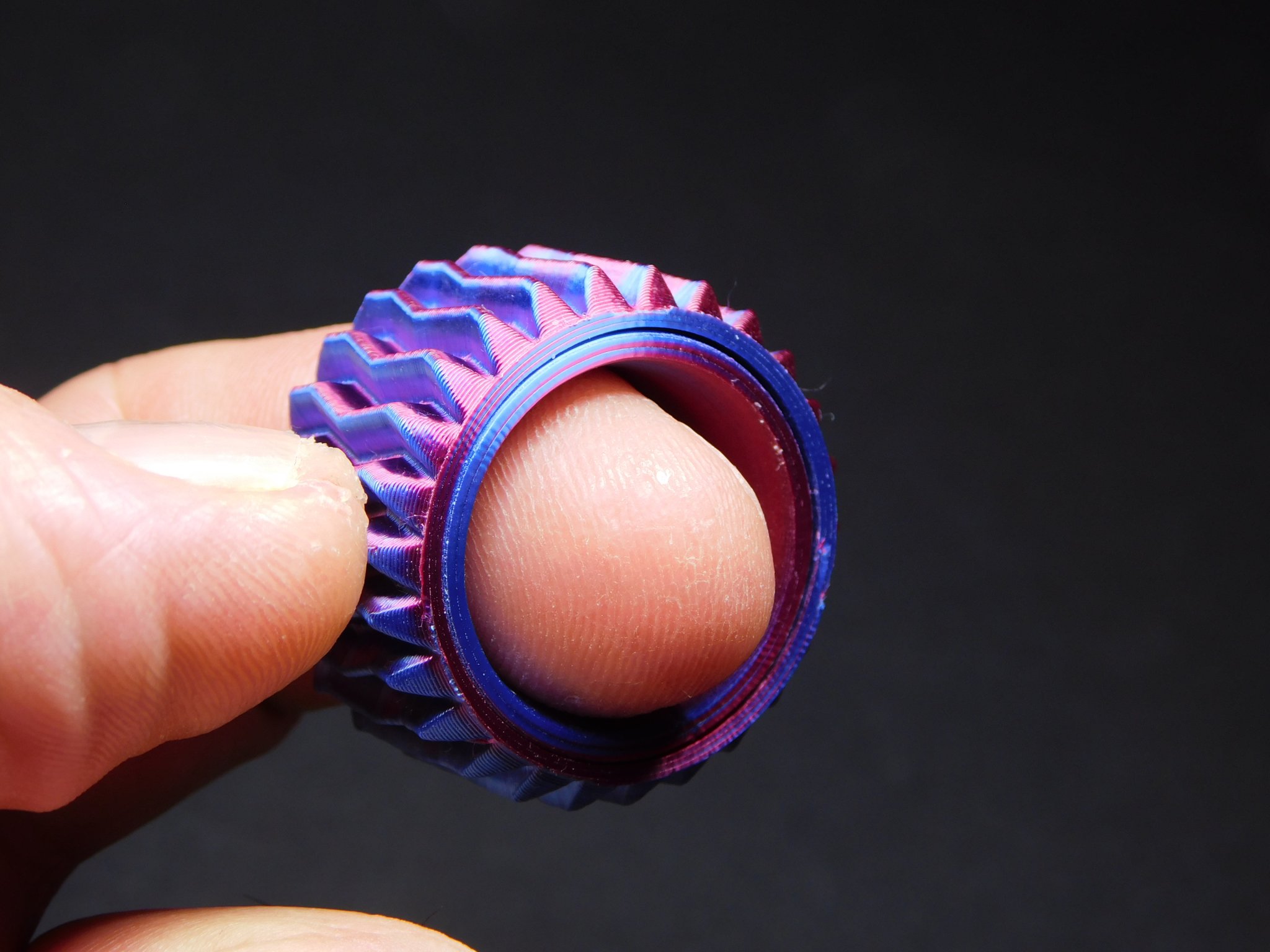 Nhẫn thư giãn bánh răng với thiết kế xoắn bốn lớp