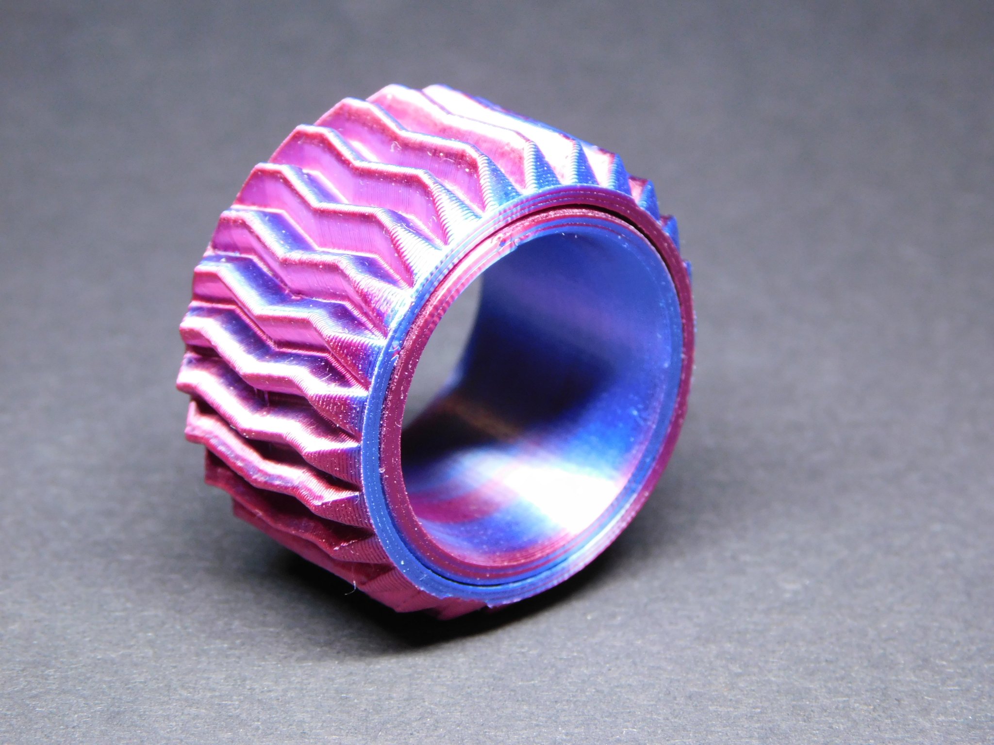 Nhẫn thư giãn bánh răng với thiết kế xoắn bốn lớp