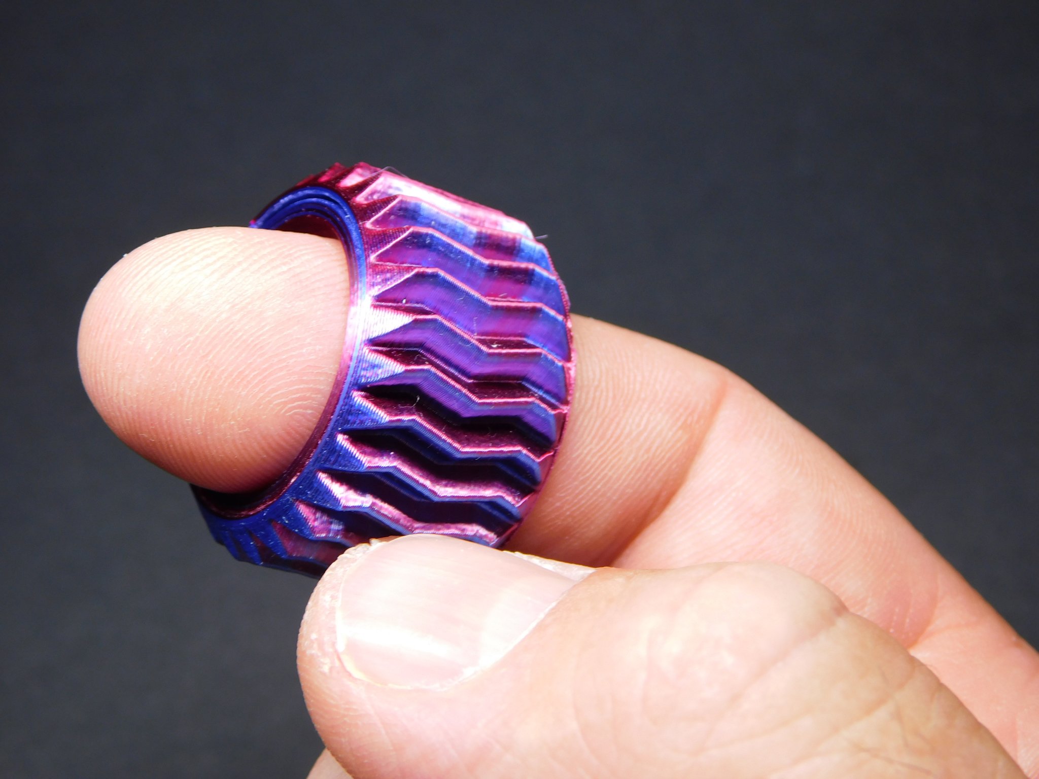 Nhẫn thư giãn bánh răng với thiết kế xoắn bốn lớp