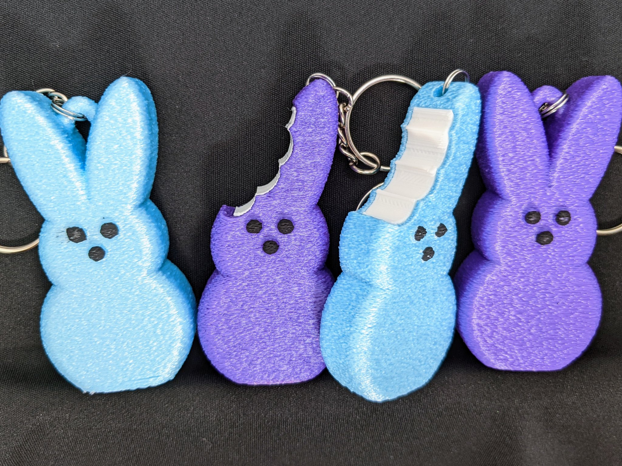 Bông tai thỏ Marshmallow Peeps và móc khóa đi kèm