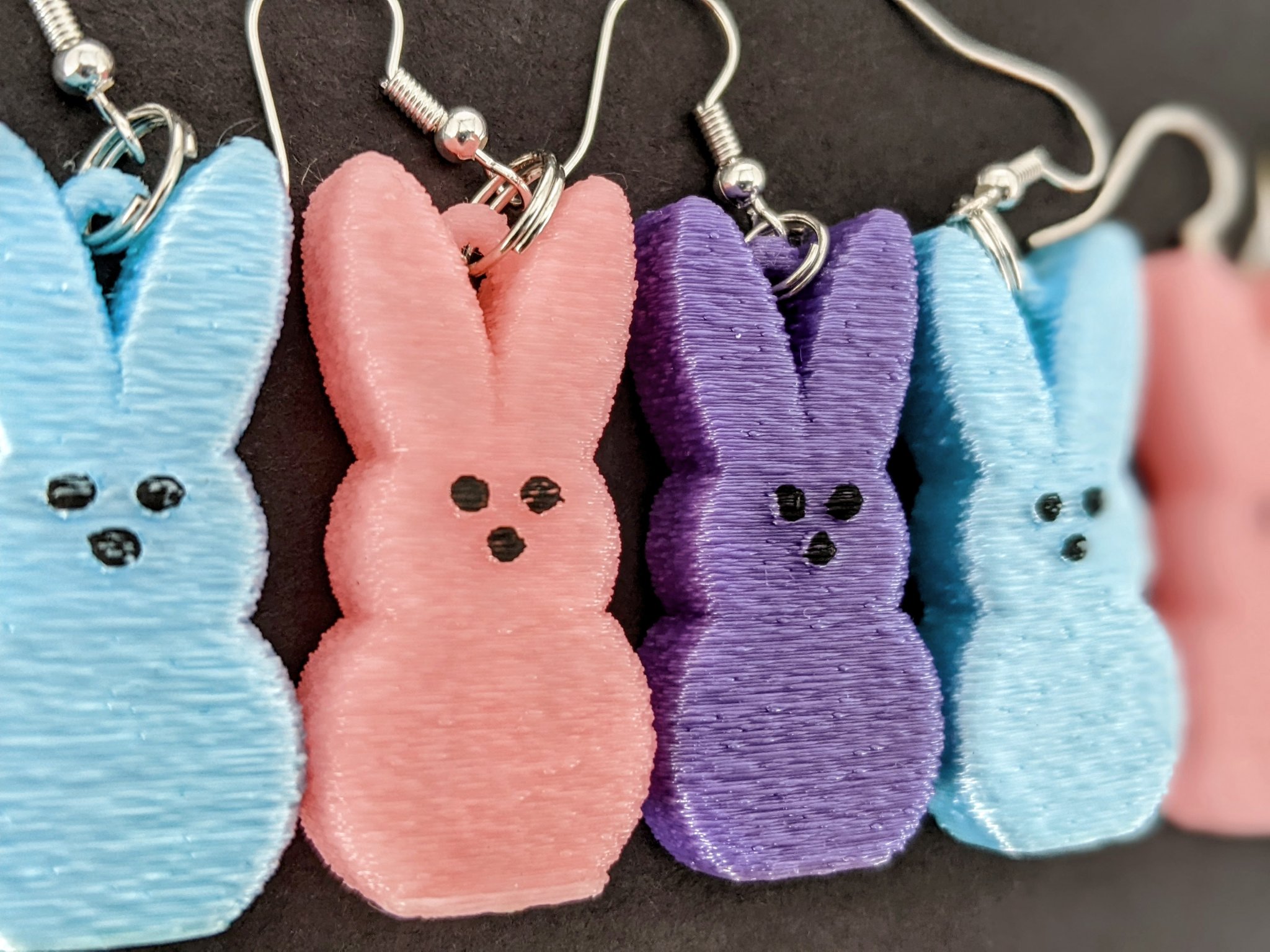 Bông tai thỏ Marshmallow Peeps và móc khóa đi kèm