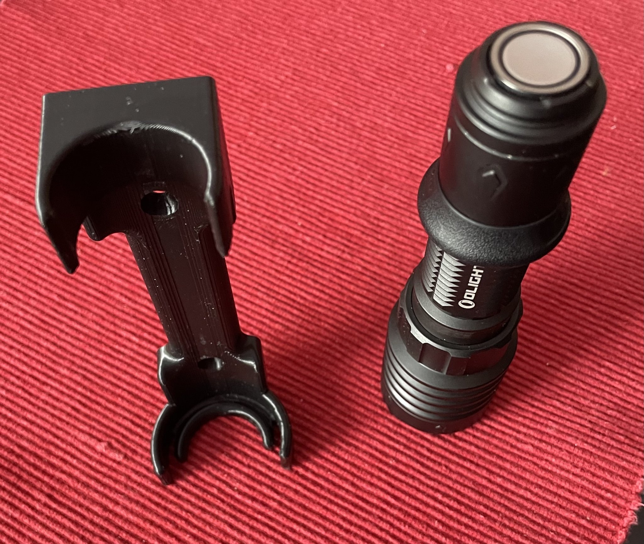 Giá đỡ đèn pin Olight Warrior 4X gắn tường hoặc tủ