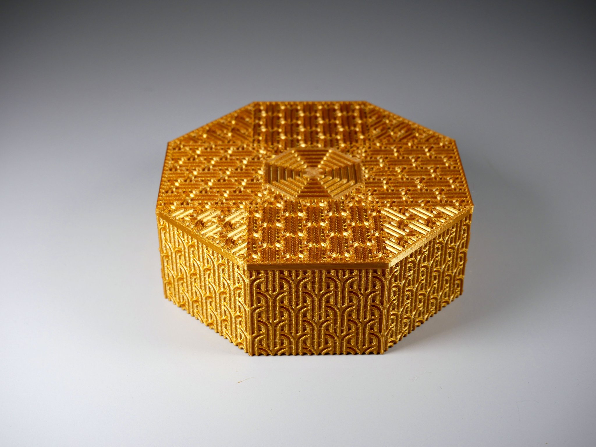 Hộp đố hình bát giác với cơ chế bí mật