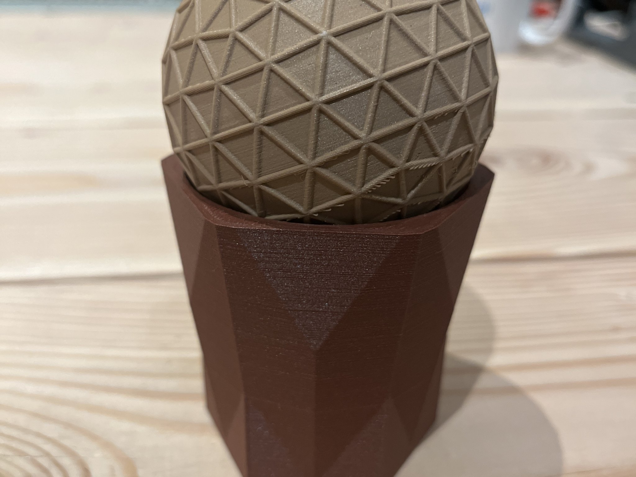 Đồ chơi xoay hình cầu geodesic phong cách low-poly