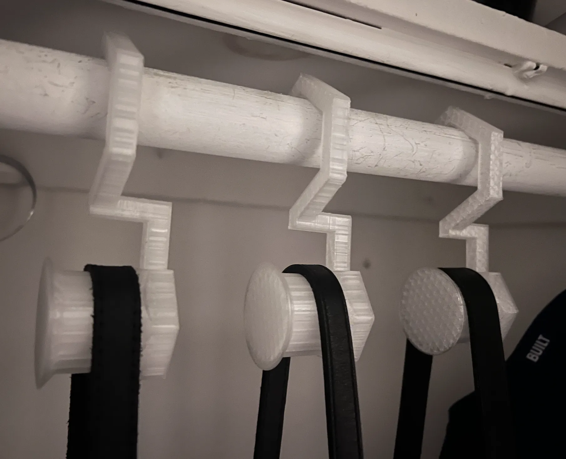 Giá treo túi xách cho dây da