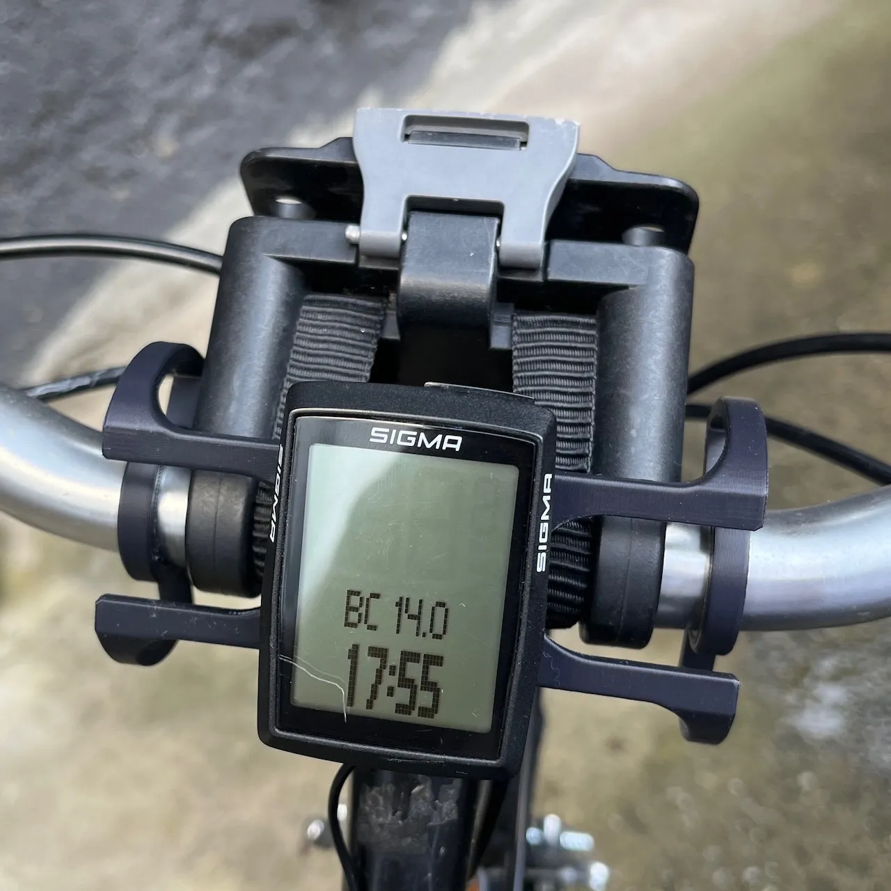 Giá đỡ máy tính xe đạp SIGMA trung tâm trên tay lái