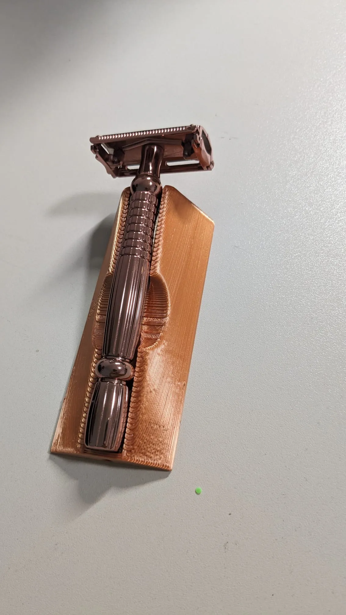 Giá đỡ an toàn cho dao cạo nữ Wilkinson Sword Intuition Roségold