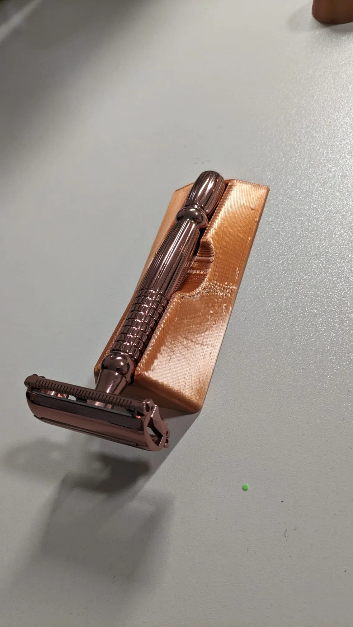 Giá đỡ an toàn cho dao cạo nữ Wilkinson Sword Intuition Roségold