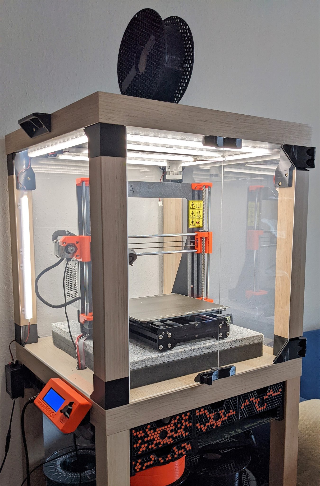 Bảng chứa đồ IKEA Lack với cửa gập và bản lề in sẵn