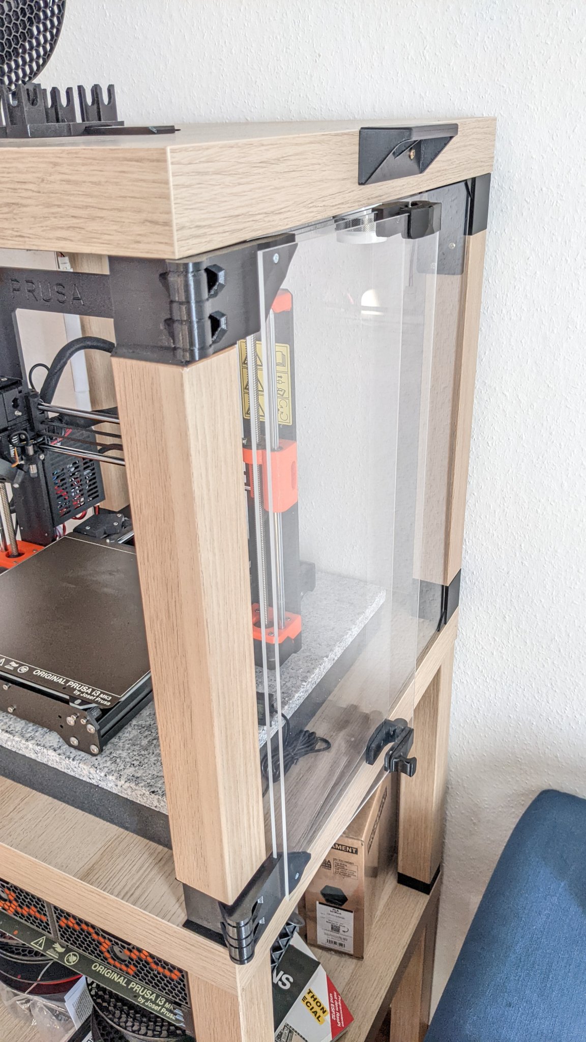 Bảng chứa đồ IKEA Lack với cửa gập và bản lề in sẵn