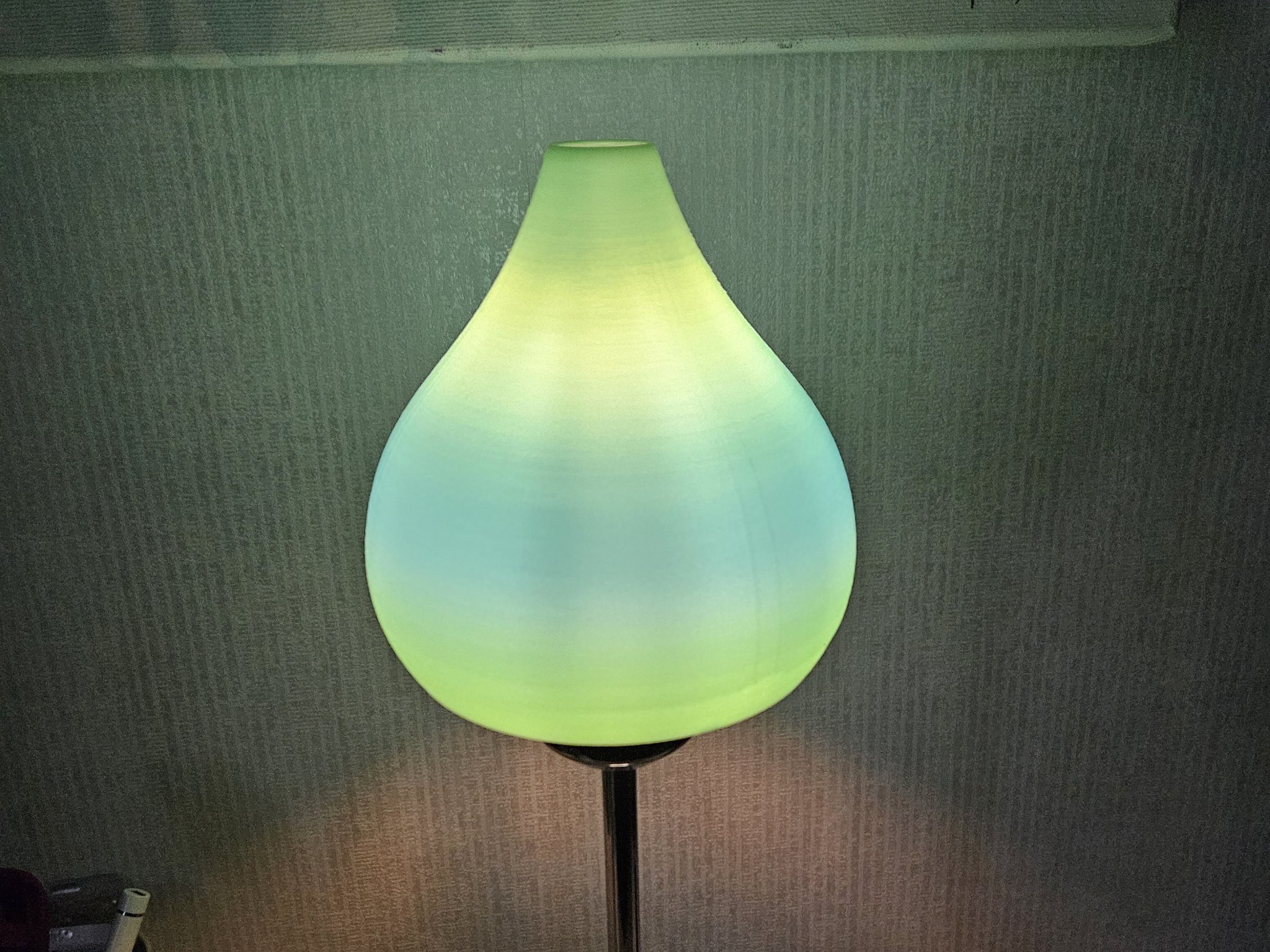 Đèn bàn hình giọt nước với ánh sáng tuyệt đẹp