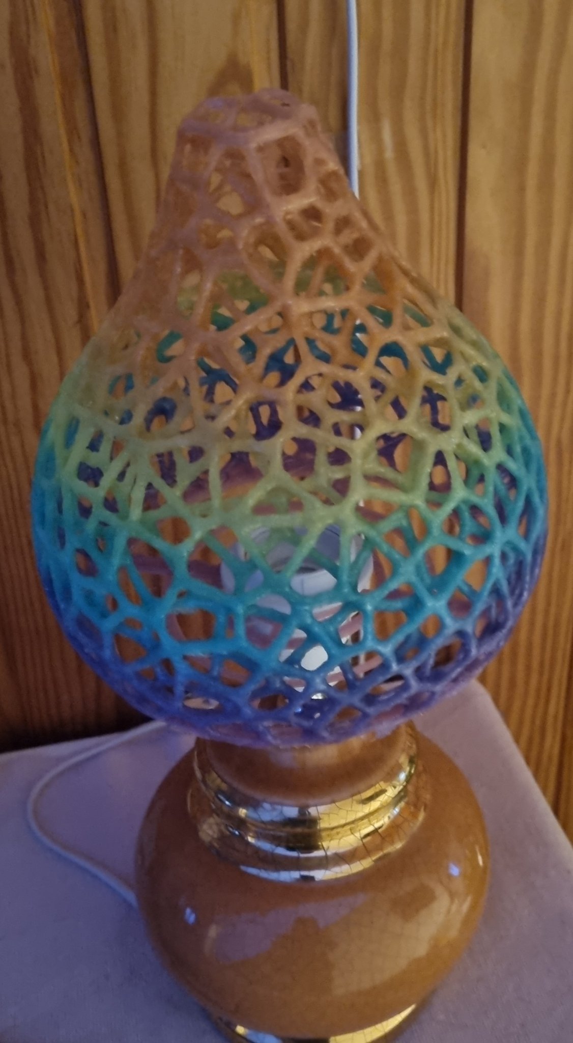 Máng đèn hình giọt nước theo kiểu Voronoi