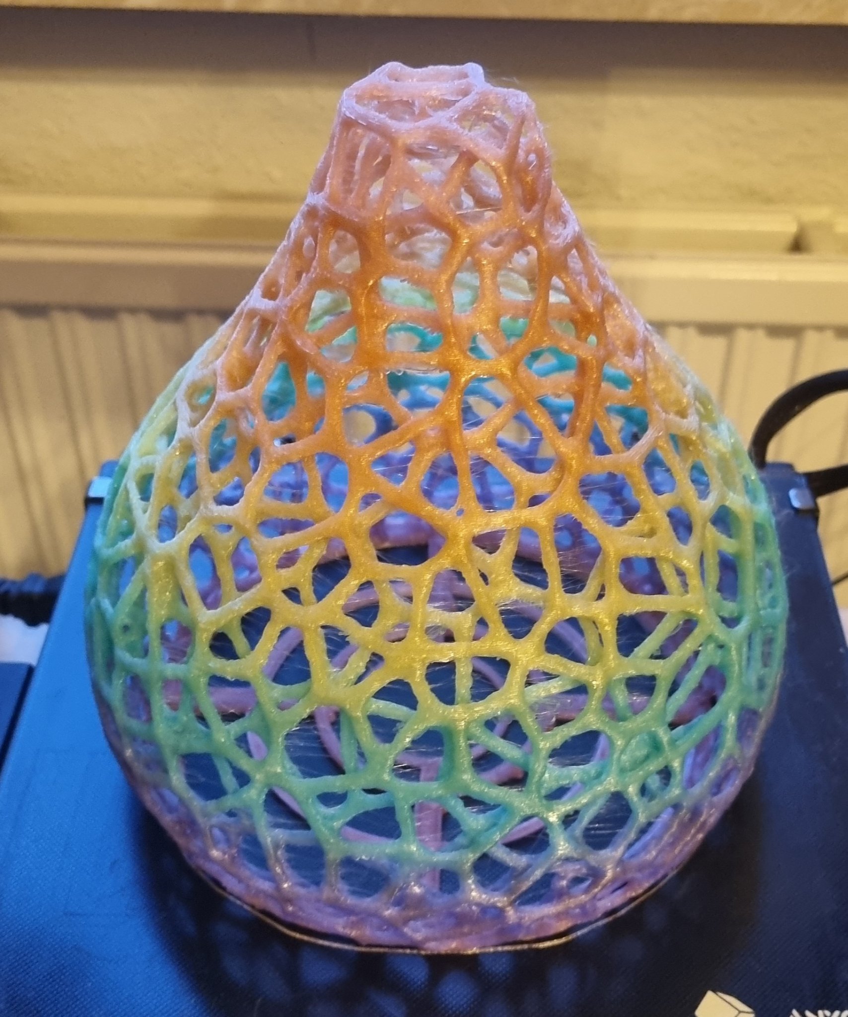 Máng đèn hình giọt nước theo kiểu Voronoi