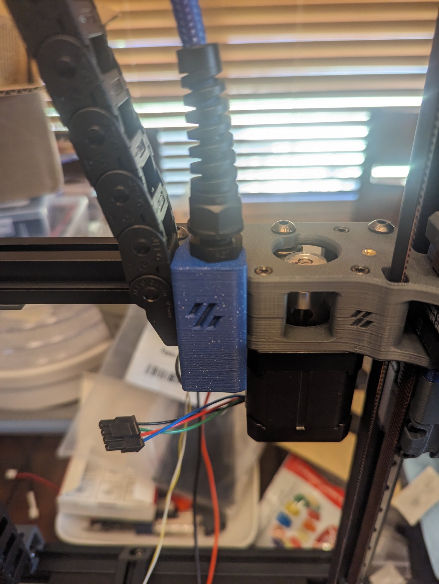 Giá đỡ Umbilical PG7 với một vít - Logo Voron