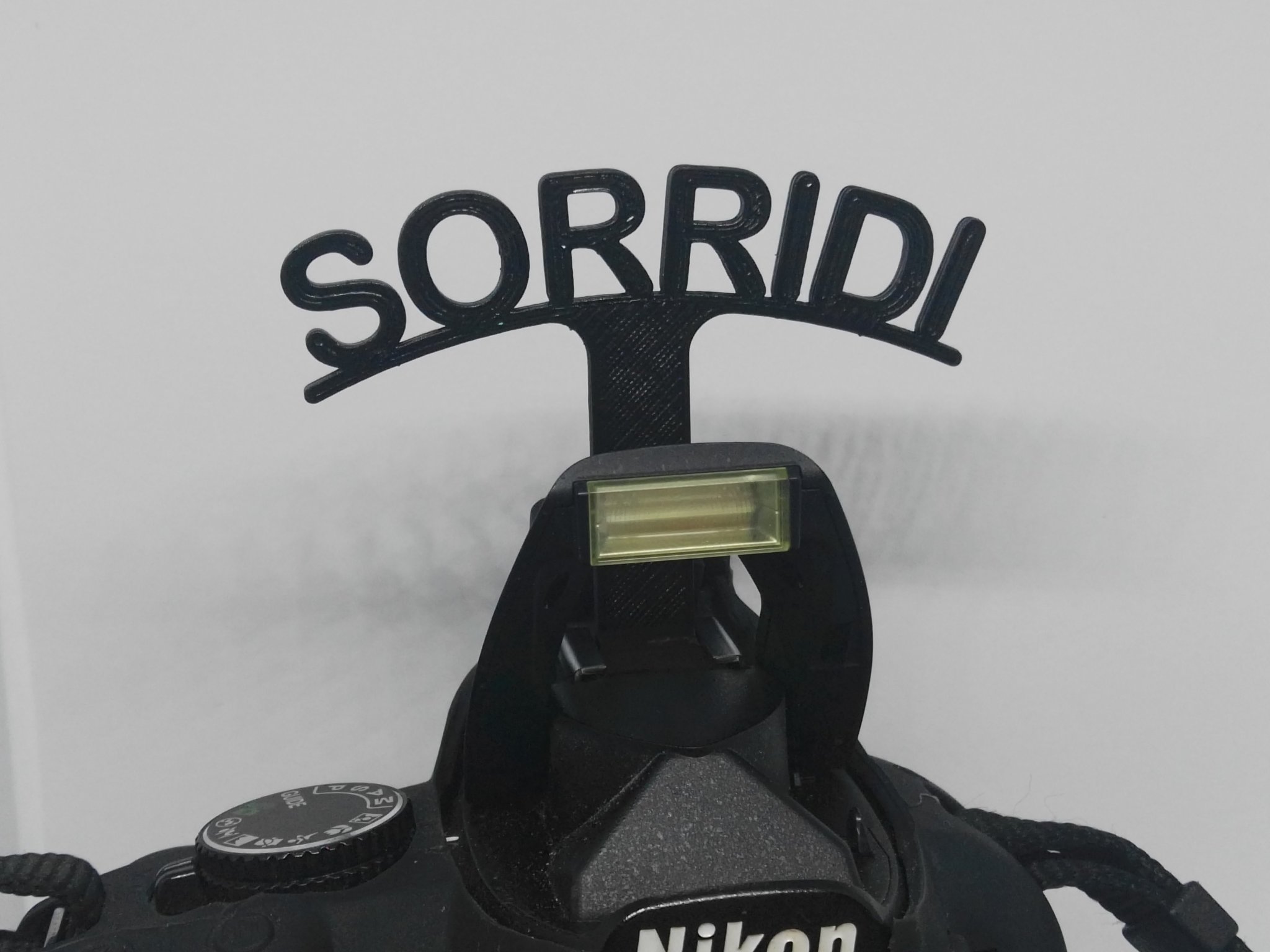 Thiết bị tạo nụ cười phản xạ cho ảnh chụp