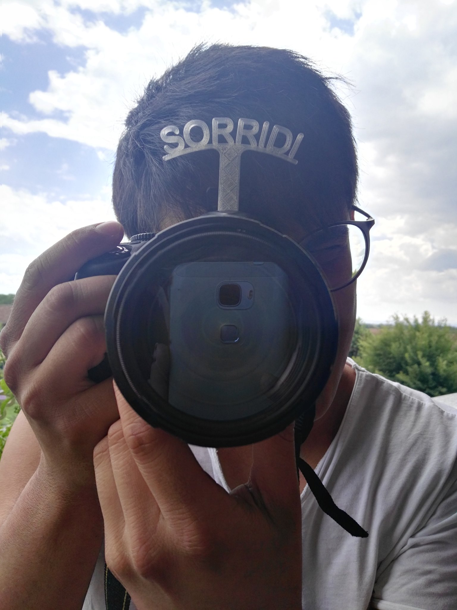 Thiết bị tạo nụ cười phản xạ cho ảnh chụp