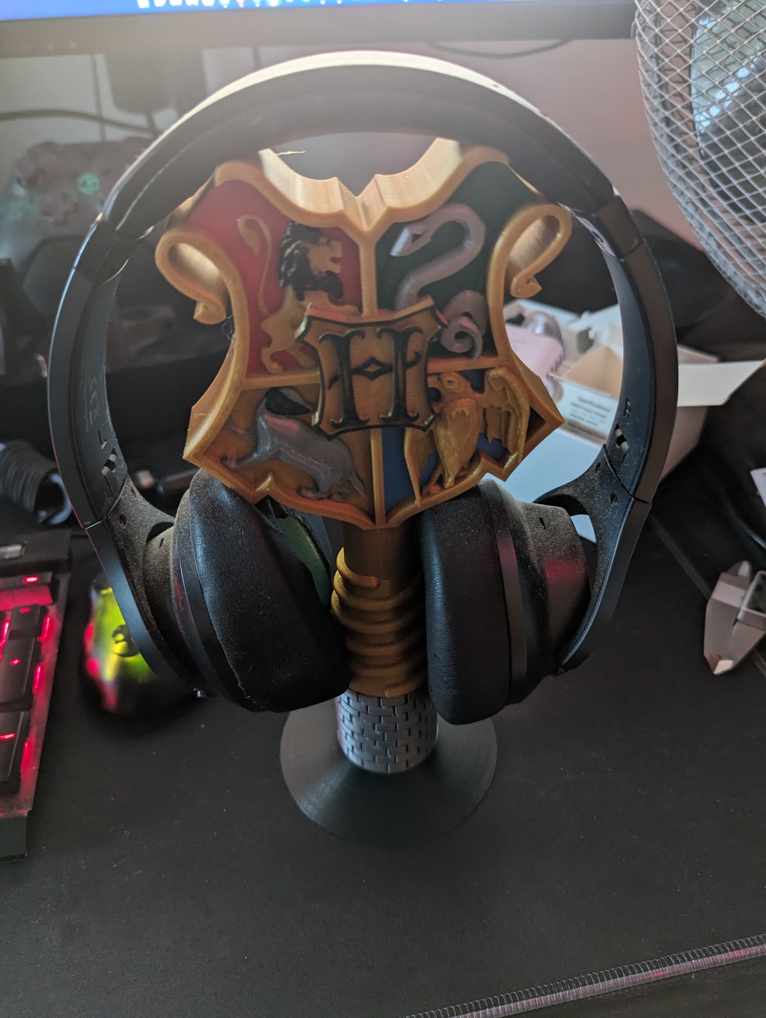 Giá đỡ tai nghe hình logo Hogwarts