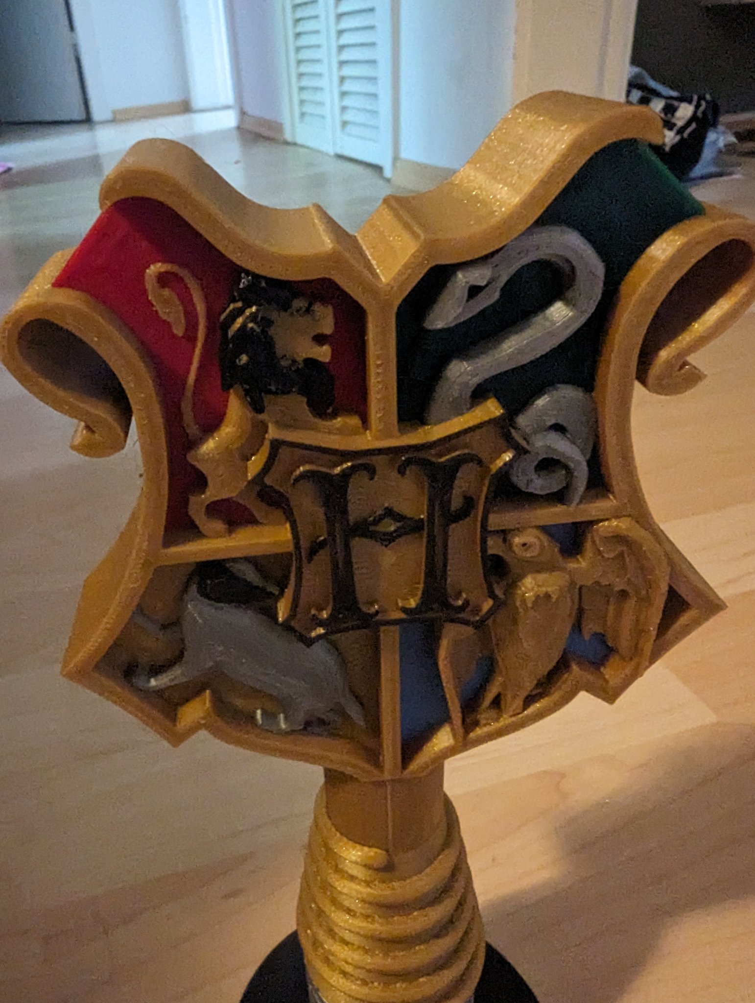 Giá đỡ tai nghe hình logo Hogwarts