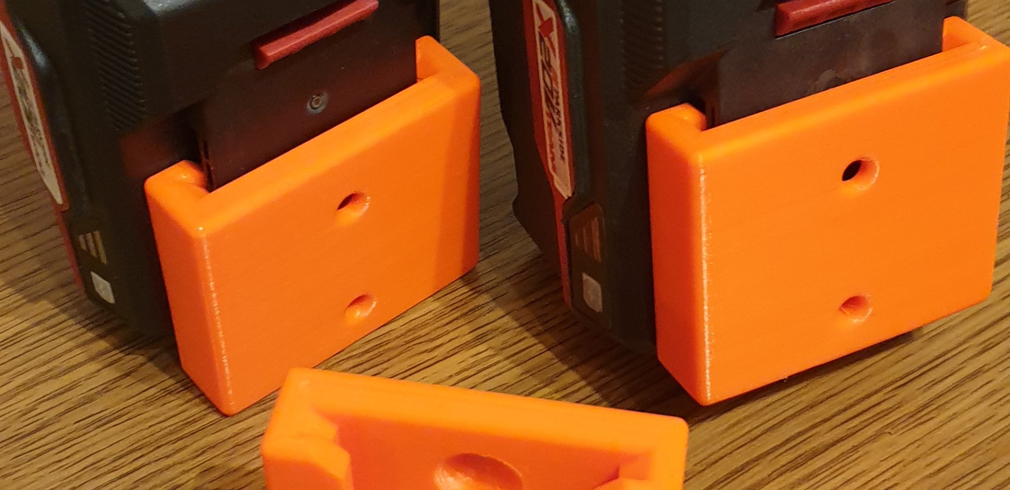 Giá đỡ pin treo tường Parkside