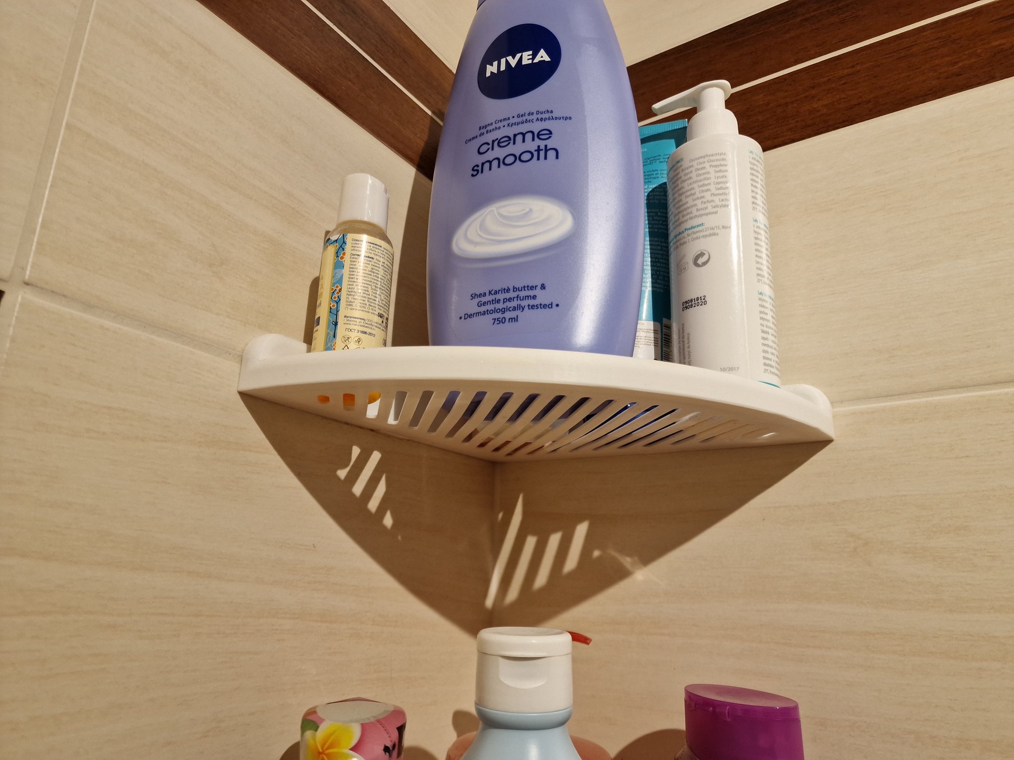 Giá đỡ góc cho phòng tắm với thiết kế Voronoi