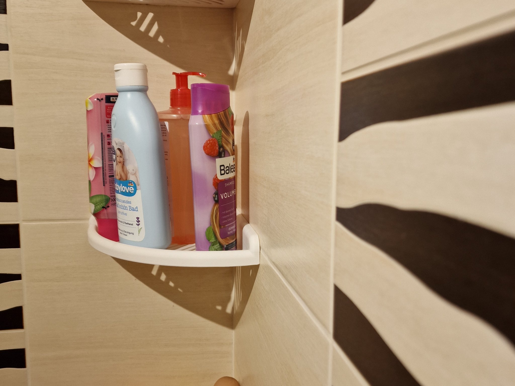 Giá đỡ góc cho phòng tắm với thiết kế Voronoi