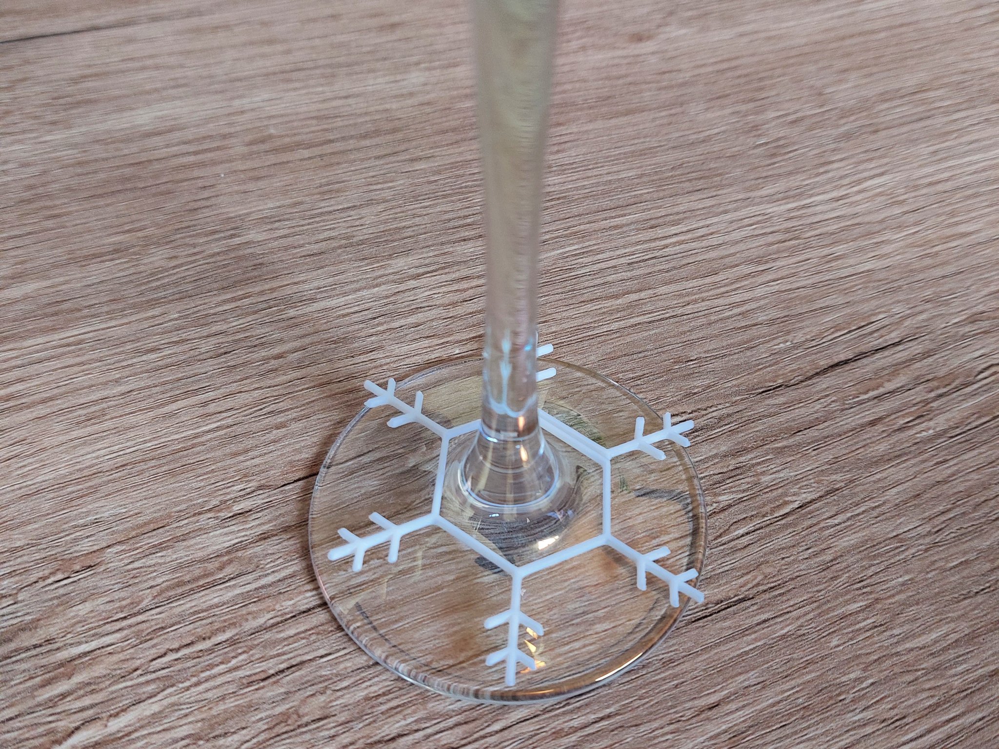 Nhãn kính thấp poly với thiết kế tuyết mùa đông