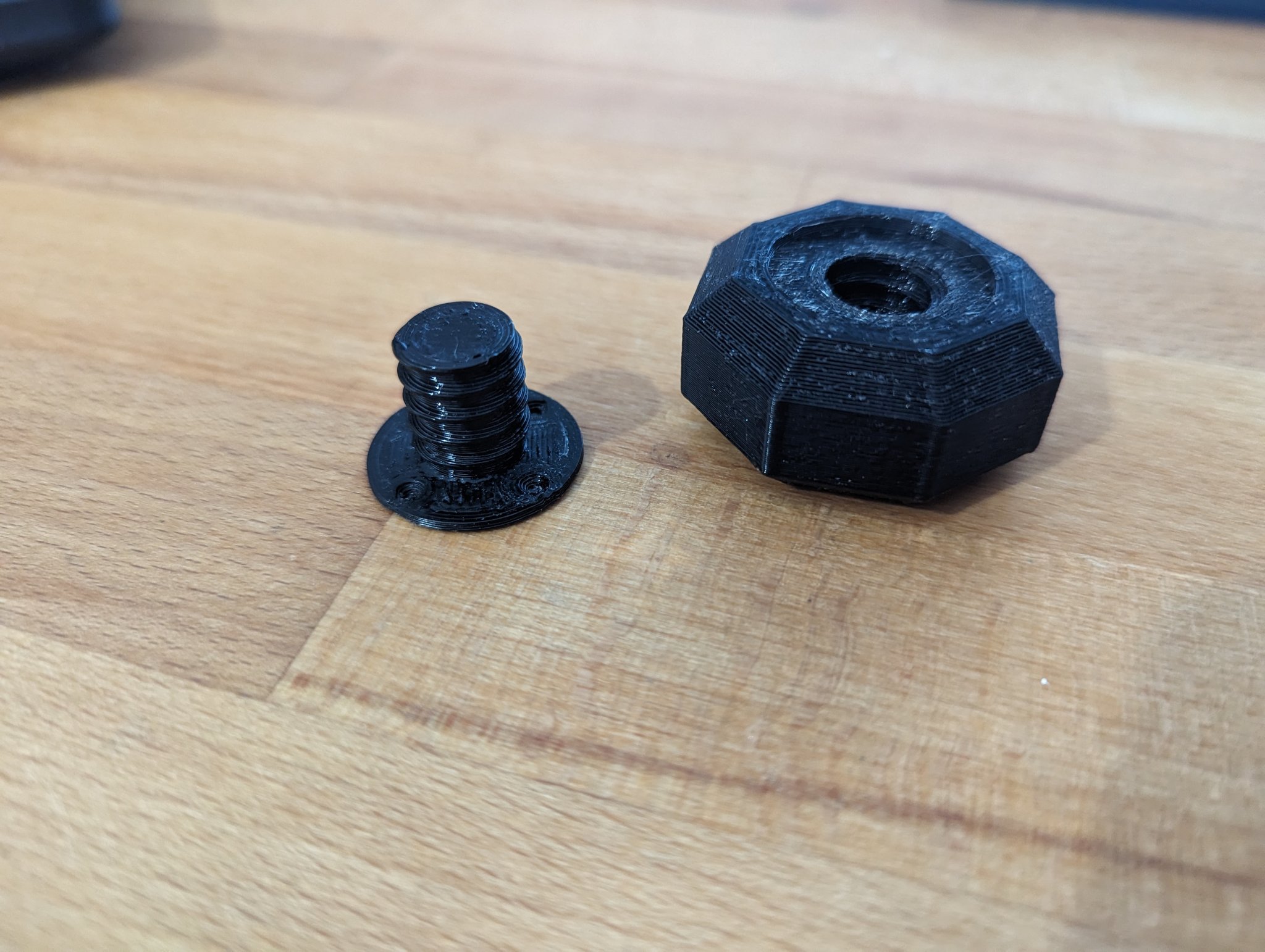 Chân điều chỉnh chiều cao cho tủ hoặc kệ thấp Poly