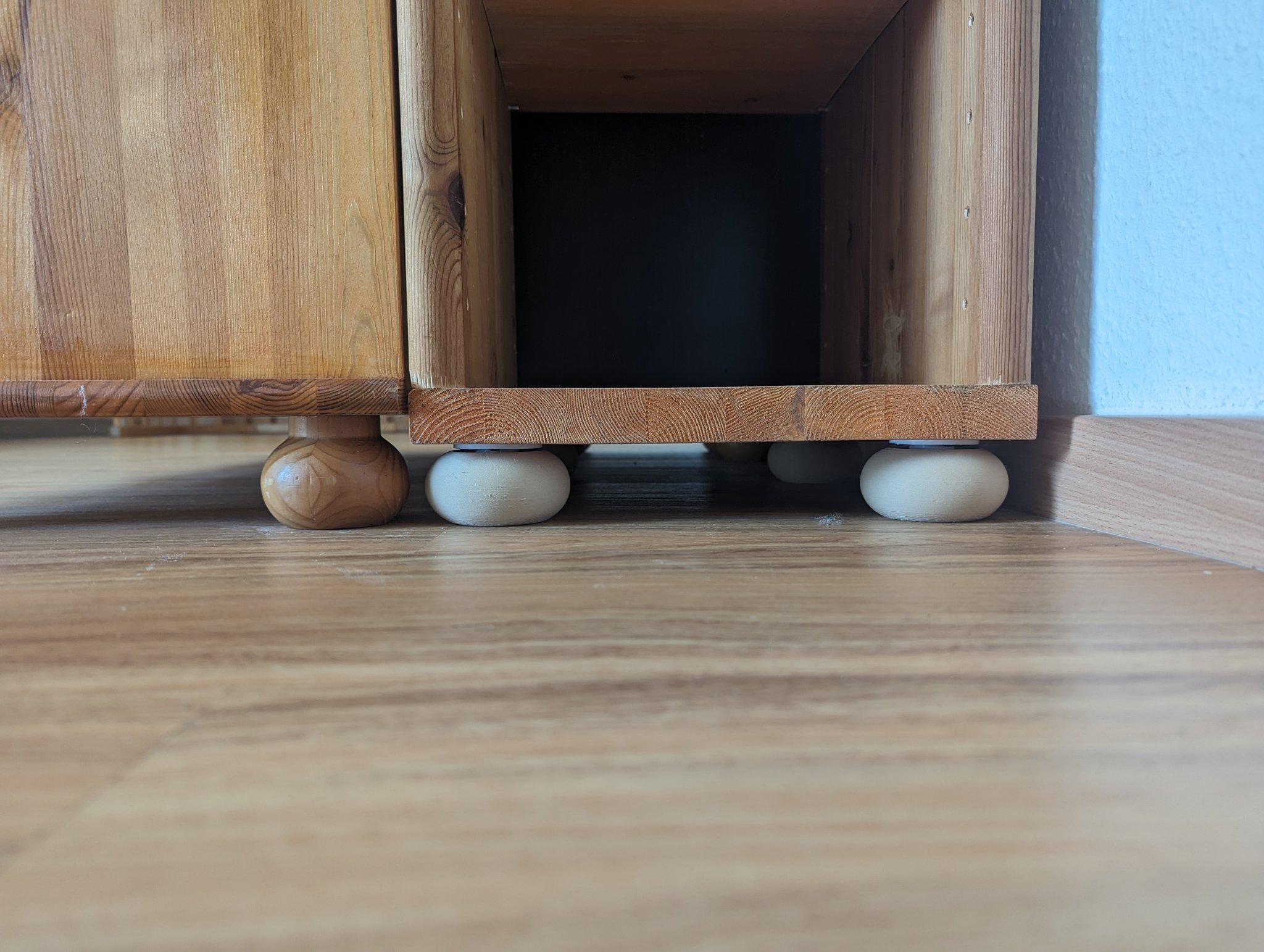 Chân điều chỉnh chiều cao cho tủ hoặc kệ thấp Poly