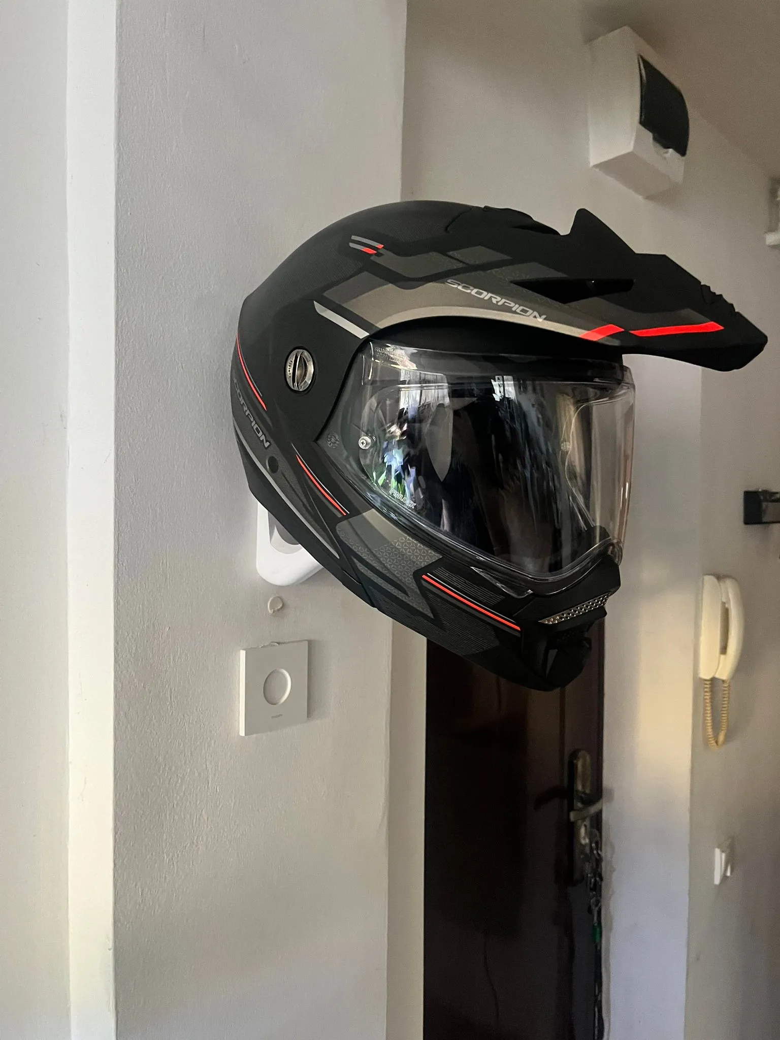 Giá treo mũ bảo hiểm xe máy treo tường