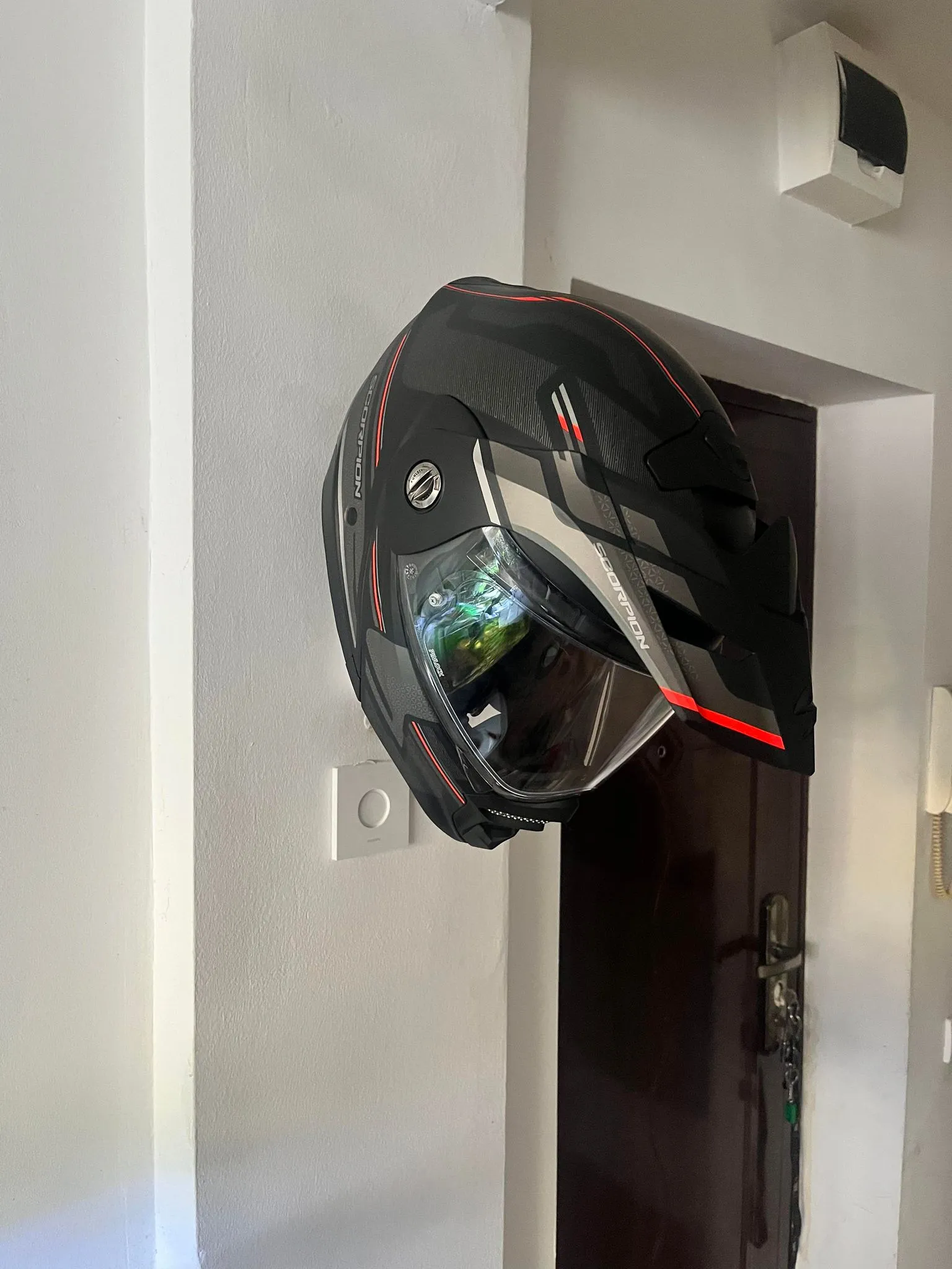 Giá treo mũ bảo hiểm xe máy treo tường