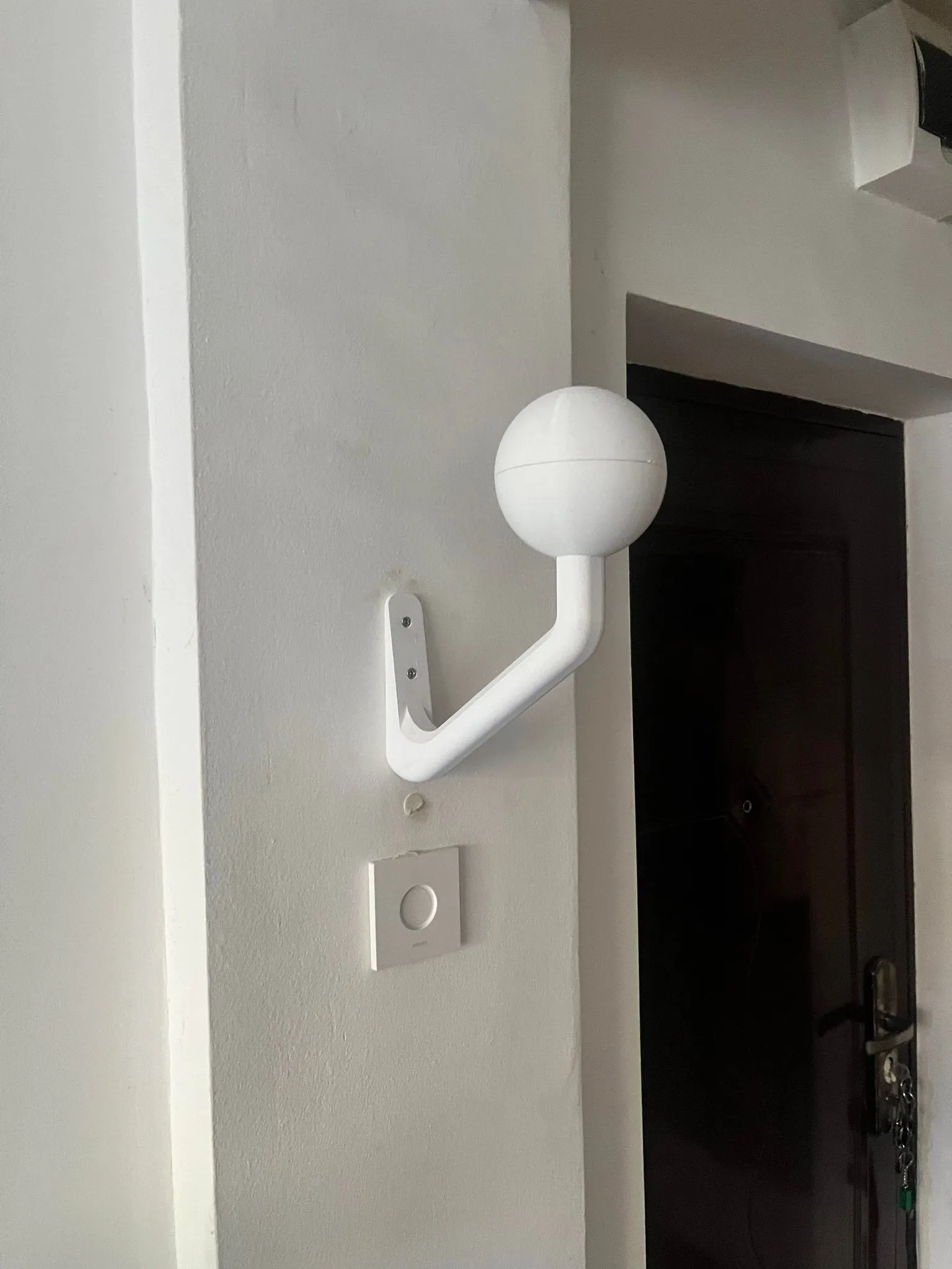 Giá treo mũ bảo hiểm xe máy treo tường