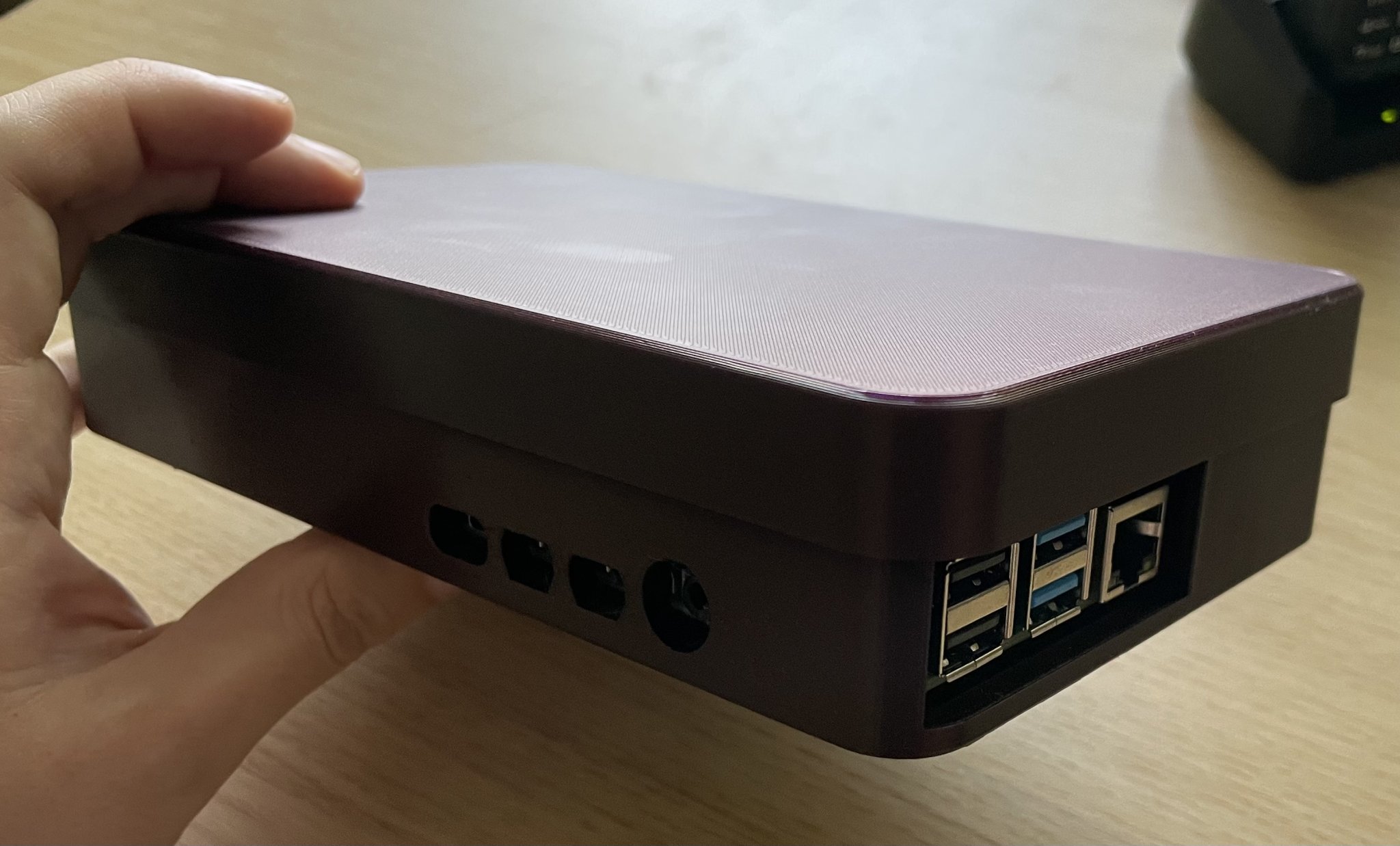 Hộp Raspberry Pi 4B với màn hình cảm ứng 7 inch