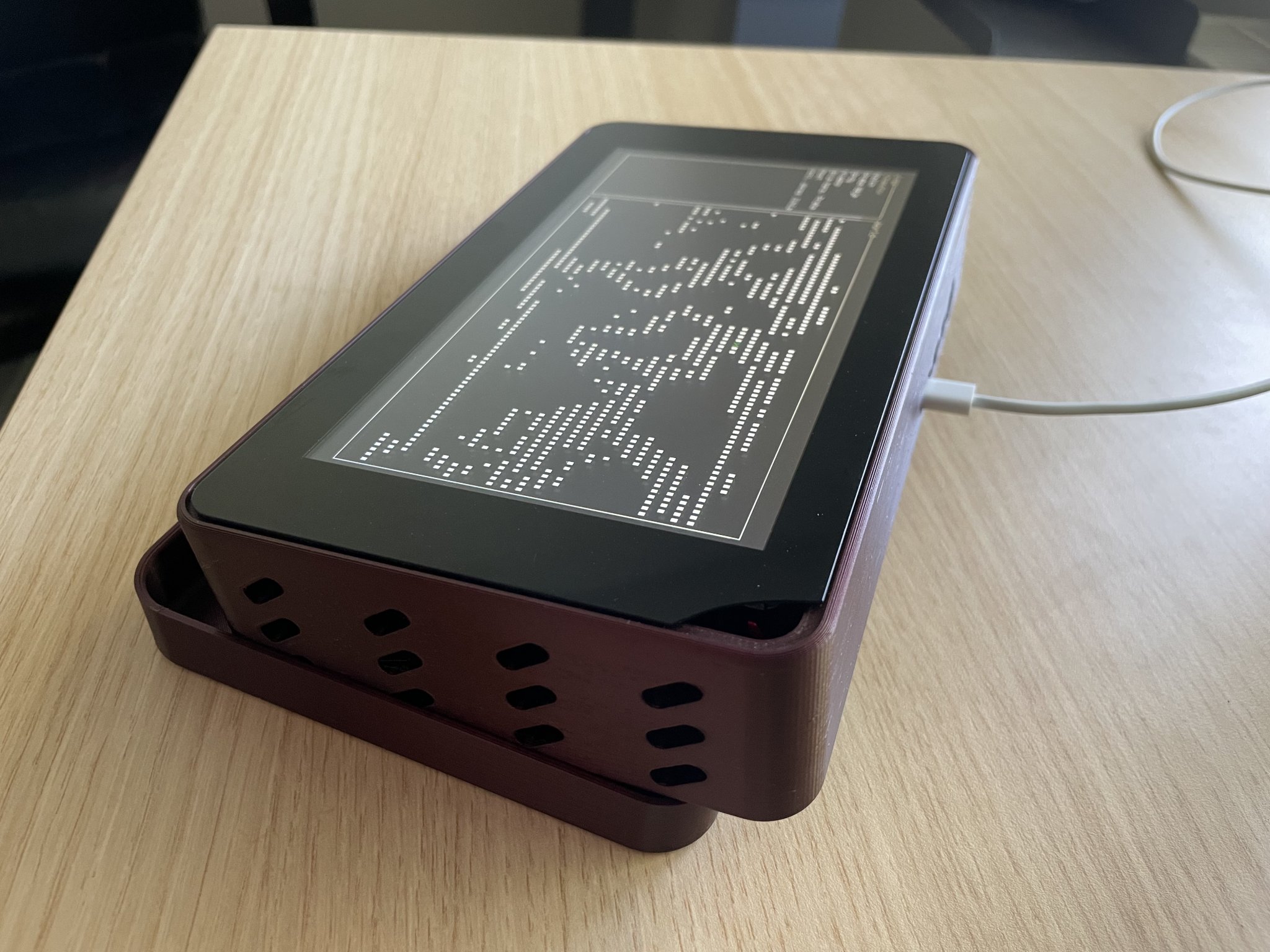 Hộp Raspberry Pi 4B với màn hình cảm ứng 7 inch