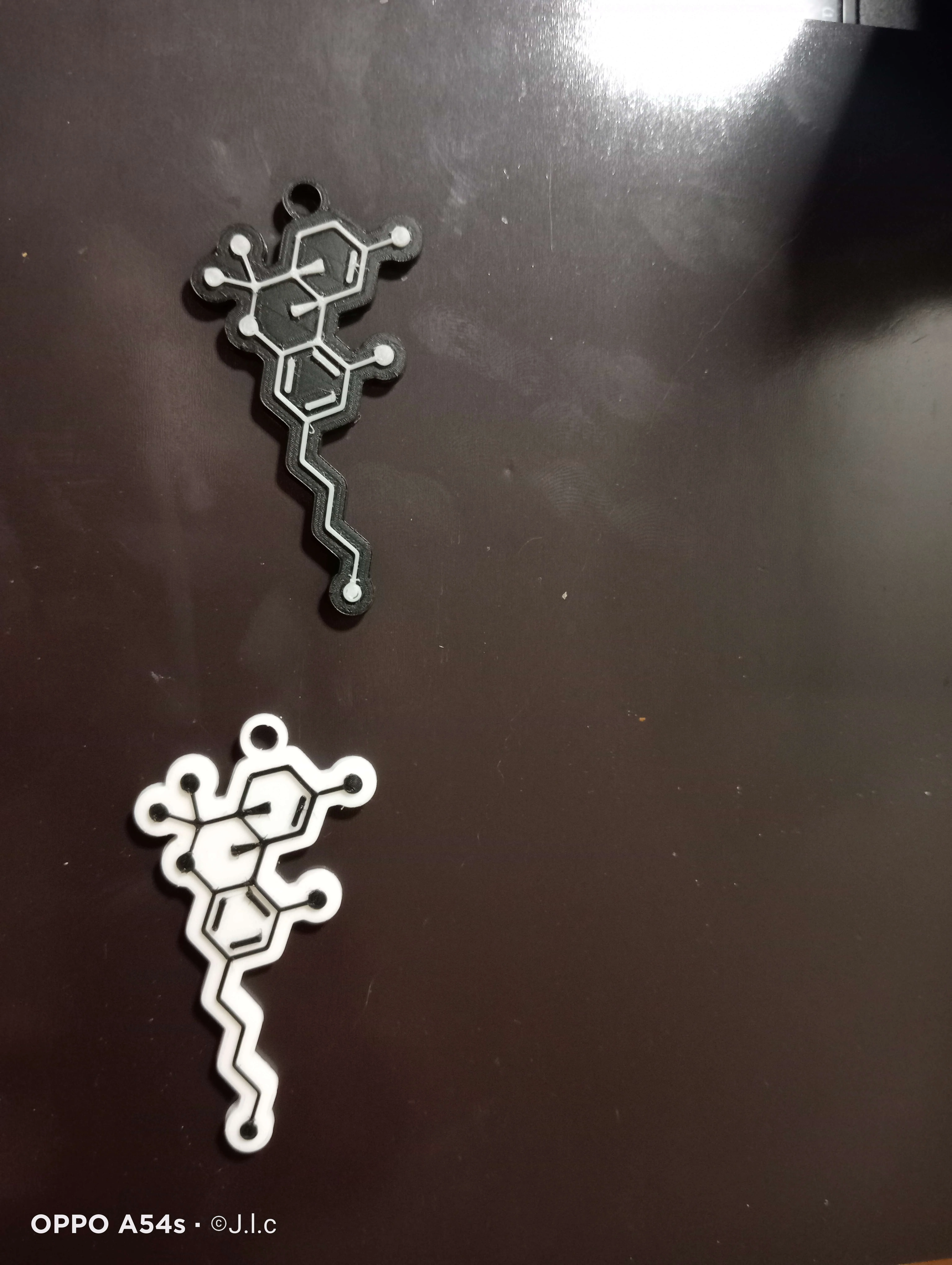 Móc khóa hoặc mặt dây chuyền hình phân tử THC